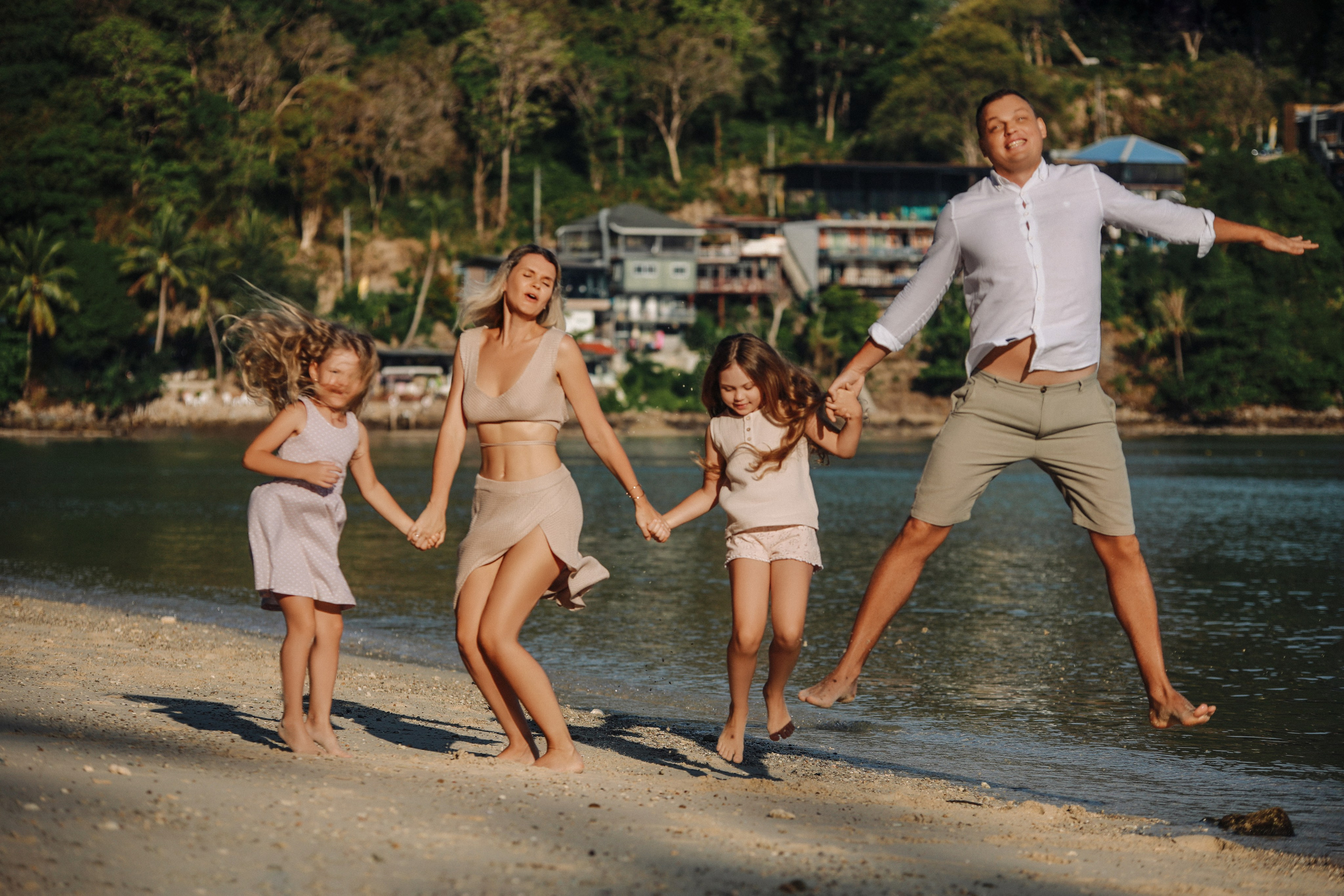 Мама, папа и дети позируют у моря в Таиланде 