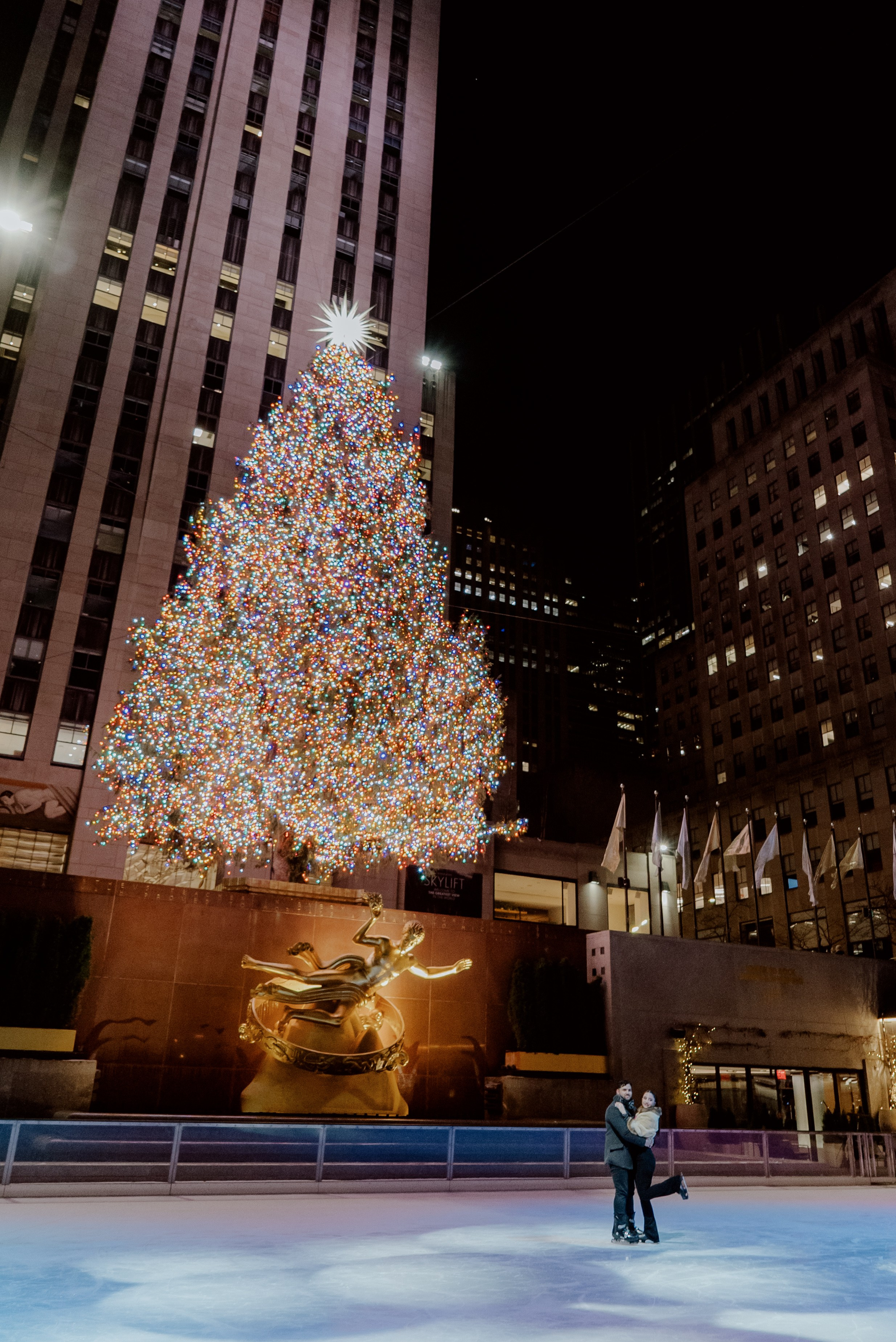 NYC Proposal Photographer & Videographer | Rockefeller Center Ice Rink Proposals. Videographer and photographer in New York // MAKAROV.VIDEO