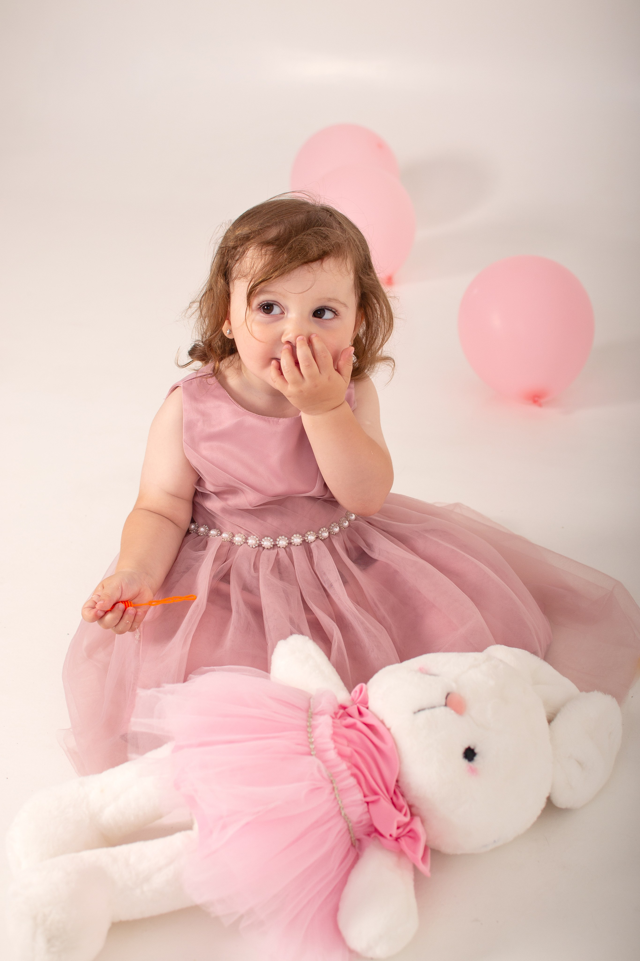 Фотосессия с пионами. Фотограф новорожденных в Темиртау и Караганде Любовь Жукова newborn