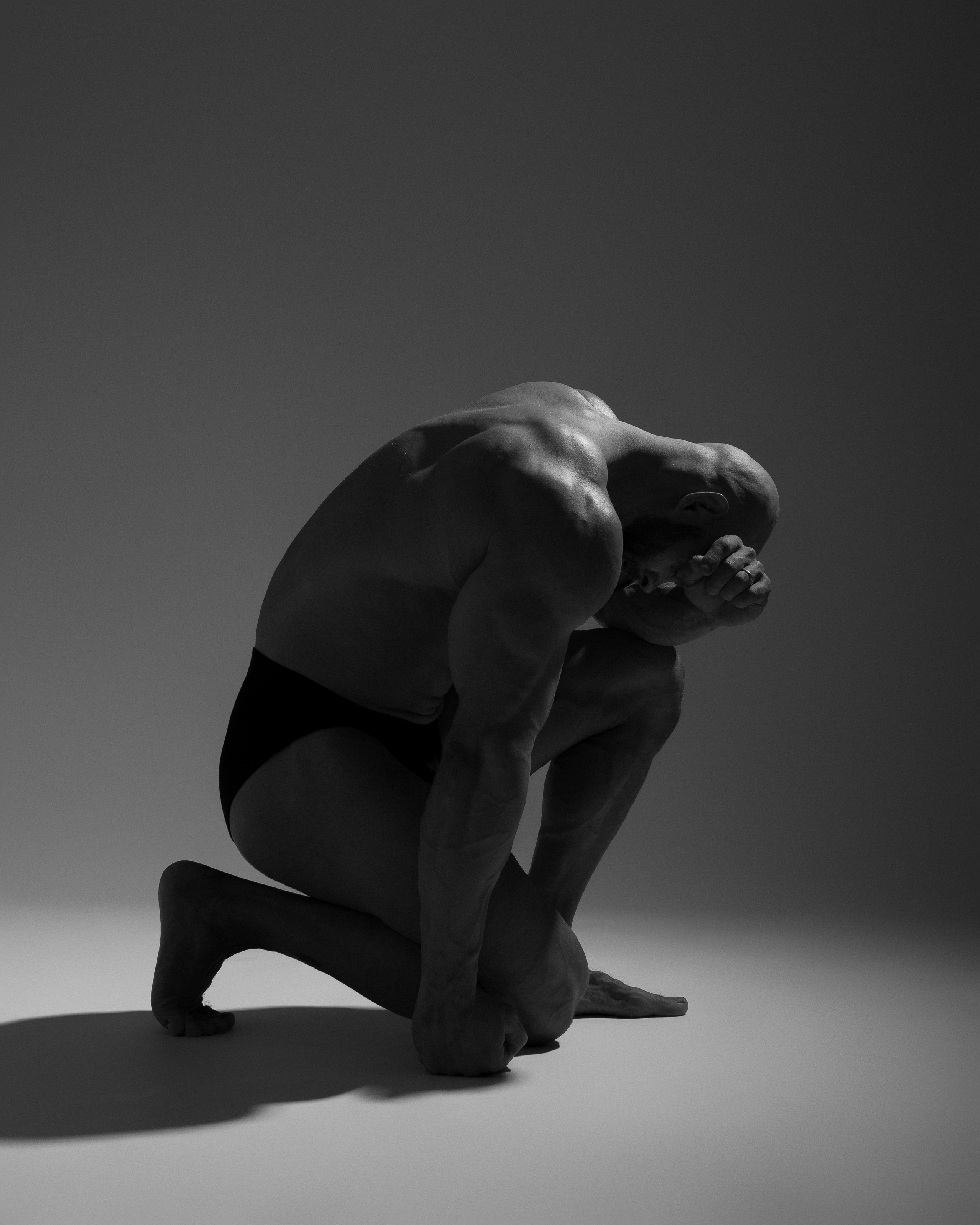 Dramatisches Studiofoto in Schwarz-Weiß – Muskelkonturen und Ästhetik