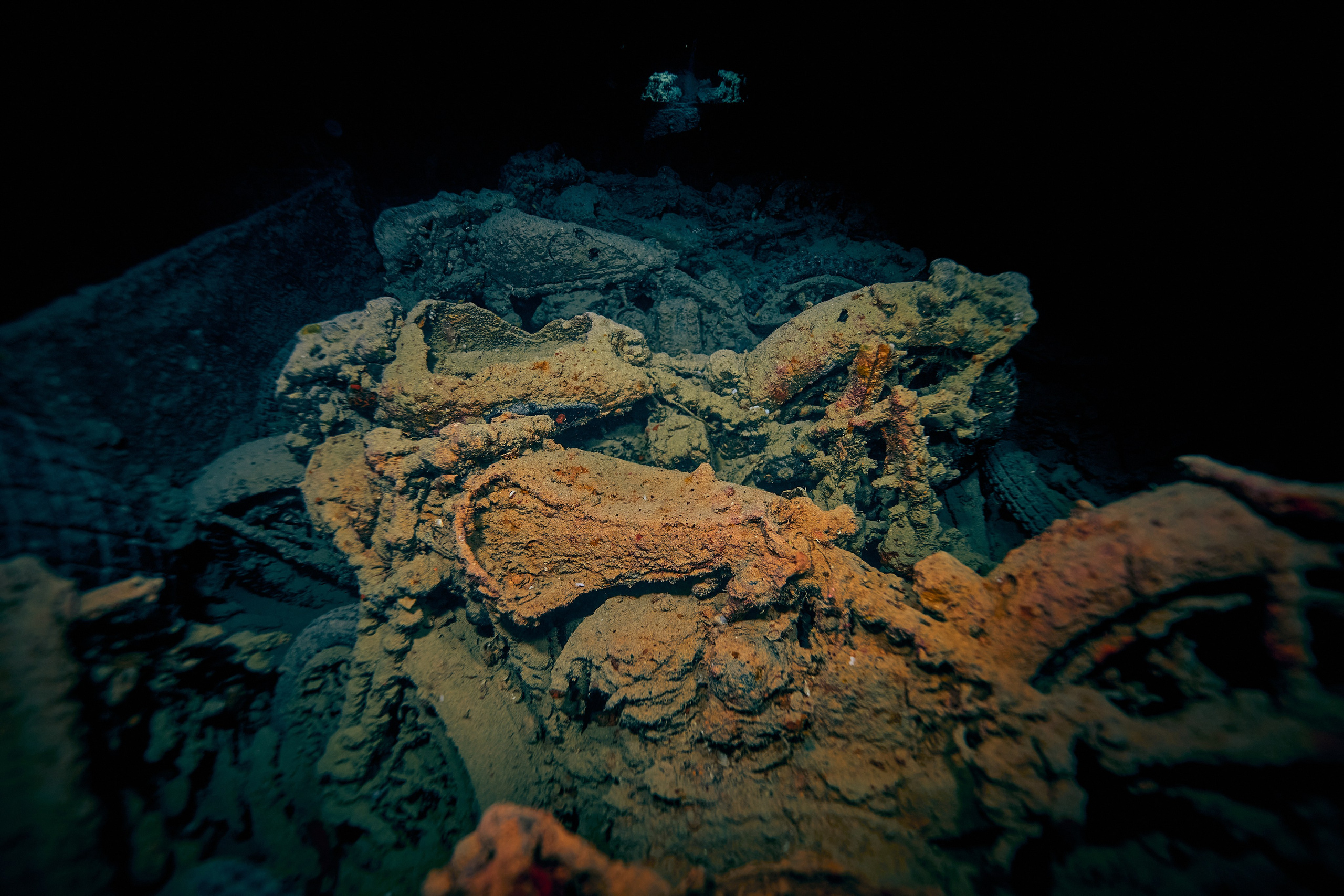 Underwater photographer Andriej Szypilow - photos of the mysterious SS Thistlegorm - sunken ship in the red sea