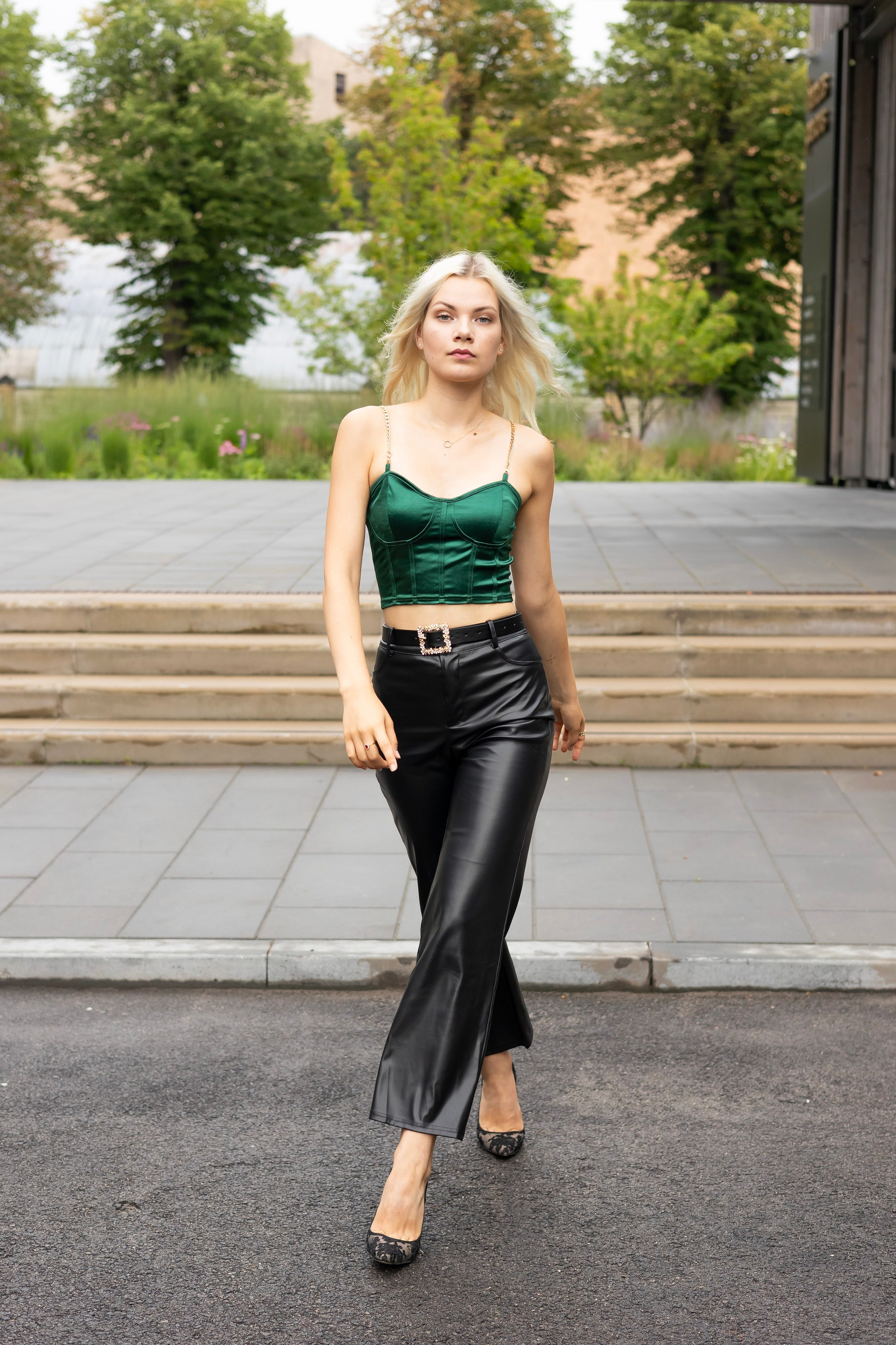 Sieviešu fotosesijas pilsētvidē