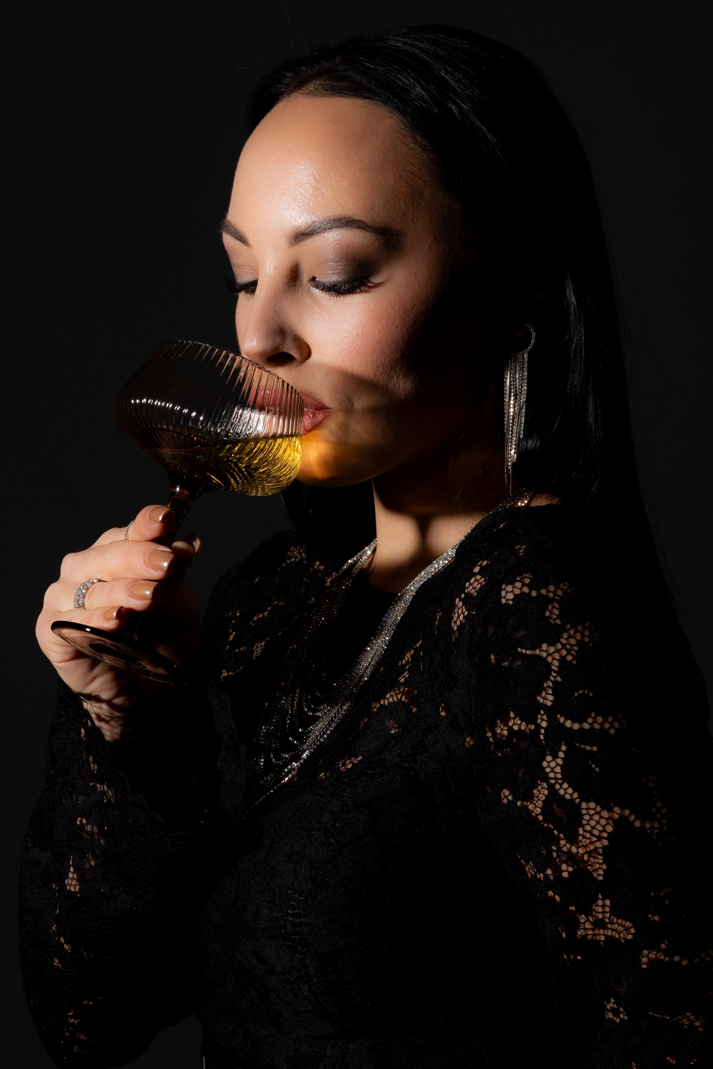 Portretu fotosesijas sievietēm. Portretu fotosesija Rīgā| Biznesa portretu foto | Korporatīvās un darbinieku fotosesijas | Pasākumu fotogrāfs | Produktu fotogrāfs