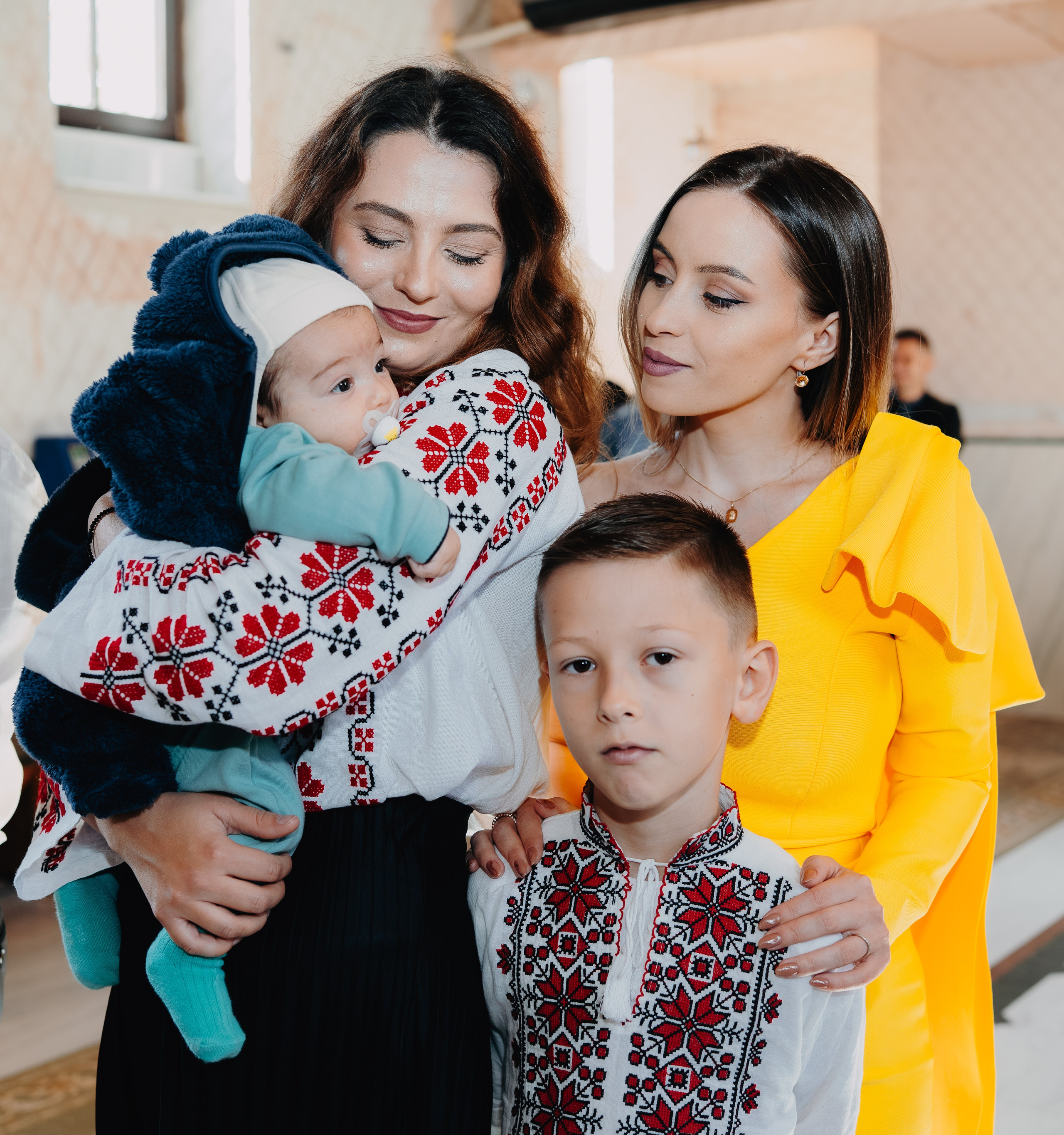  Nașul se apleacă ușor spre Arthur Mihail, pe care nașa îl ține, privindu-l cu o expresie blândă sau atingându-l cu gingășie. Un moment de legătură și promisiune între naș și fin.