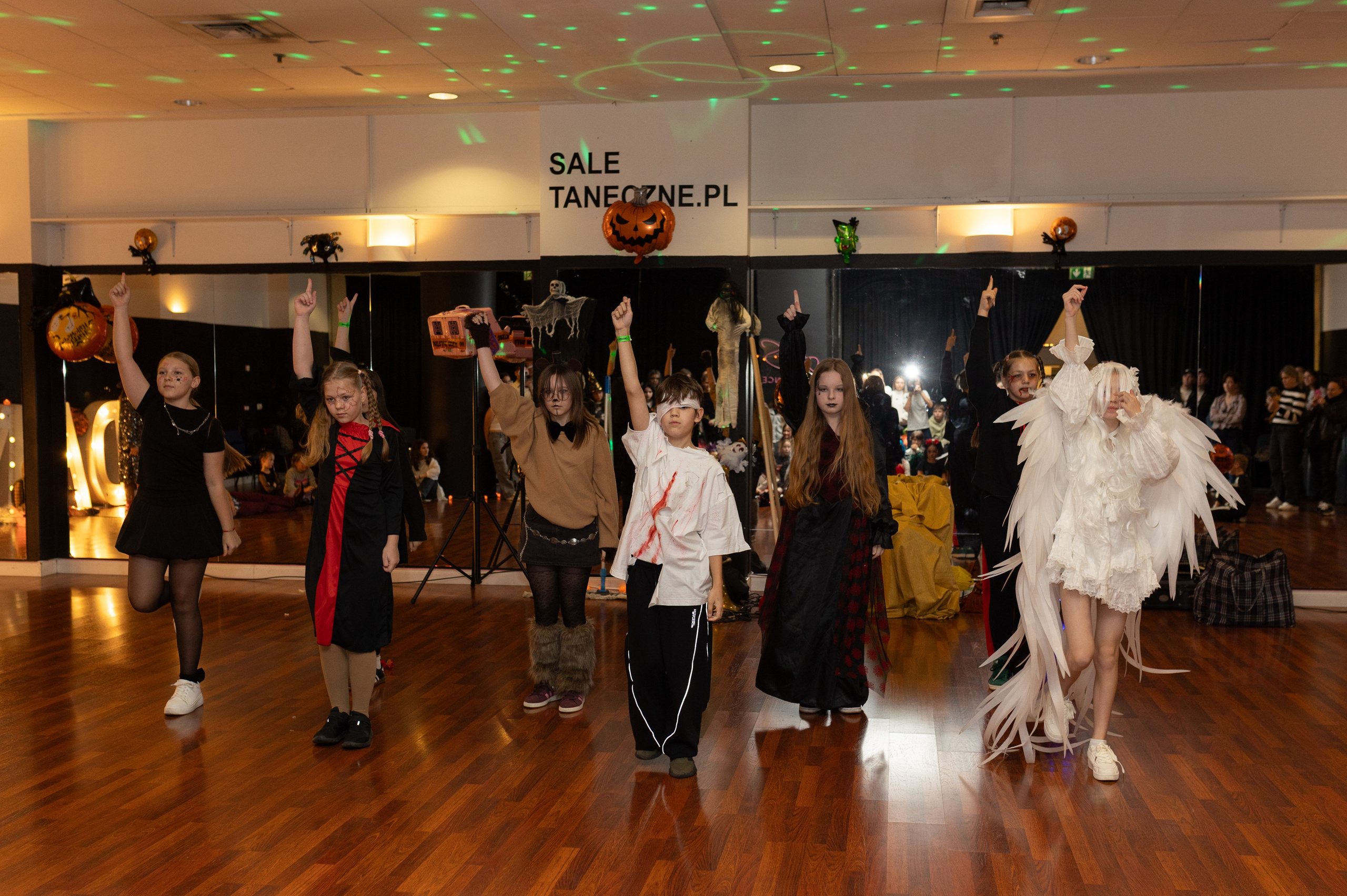 Leo dance studio Helloween 2025. Семейный и детский фотограф в Варшаве Мила Бобровская