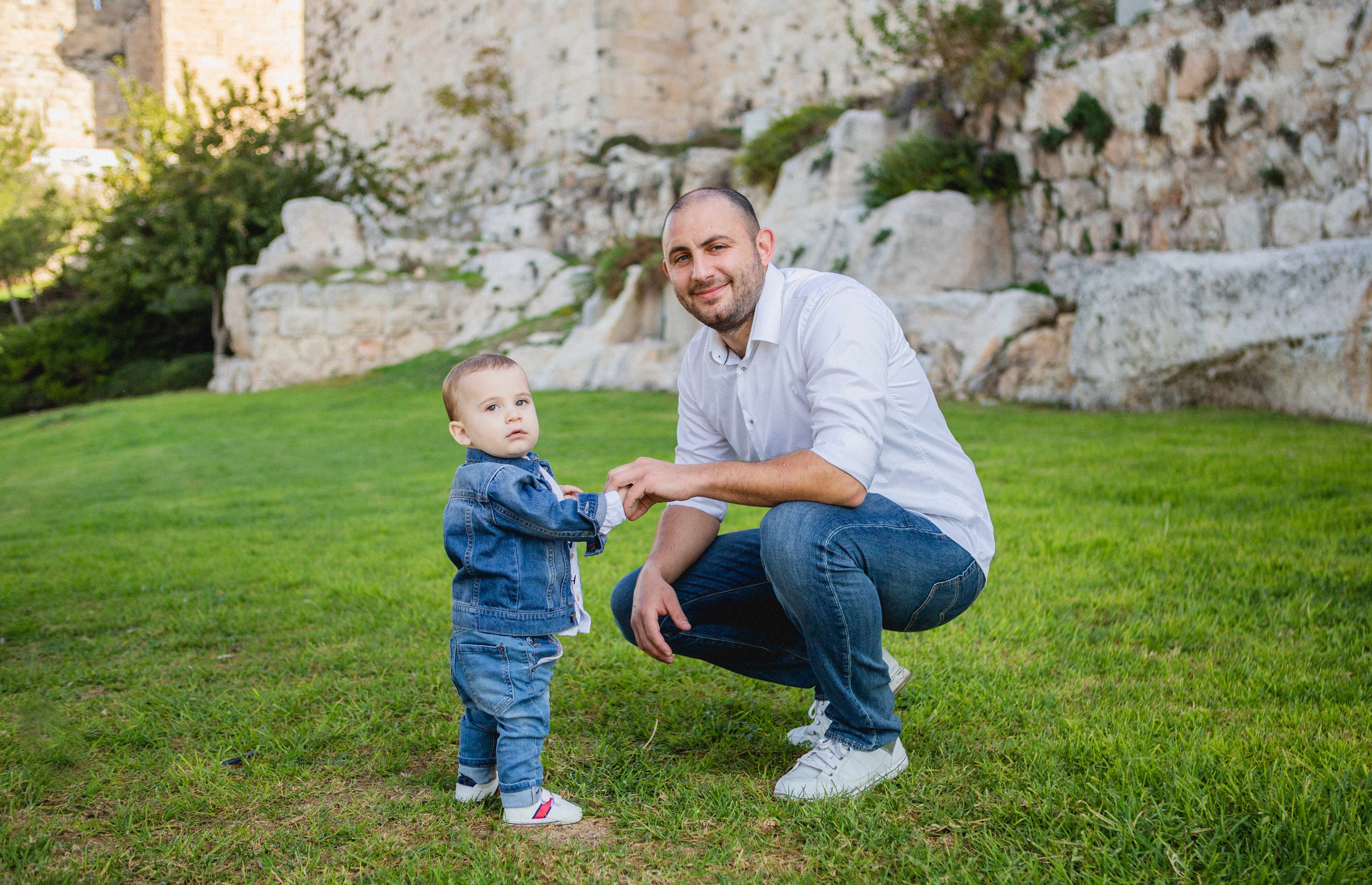 AT THE WALLS OF THE OLD CITY. PHOTOGRAPHER IN ISRAEL
