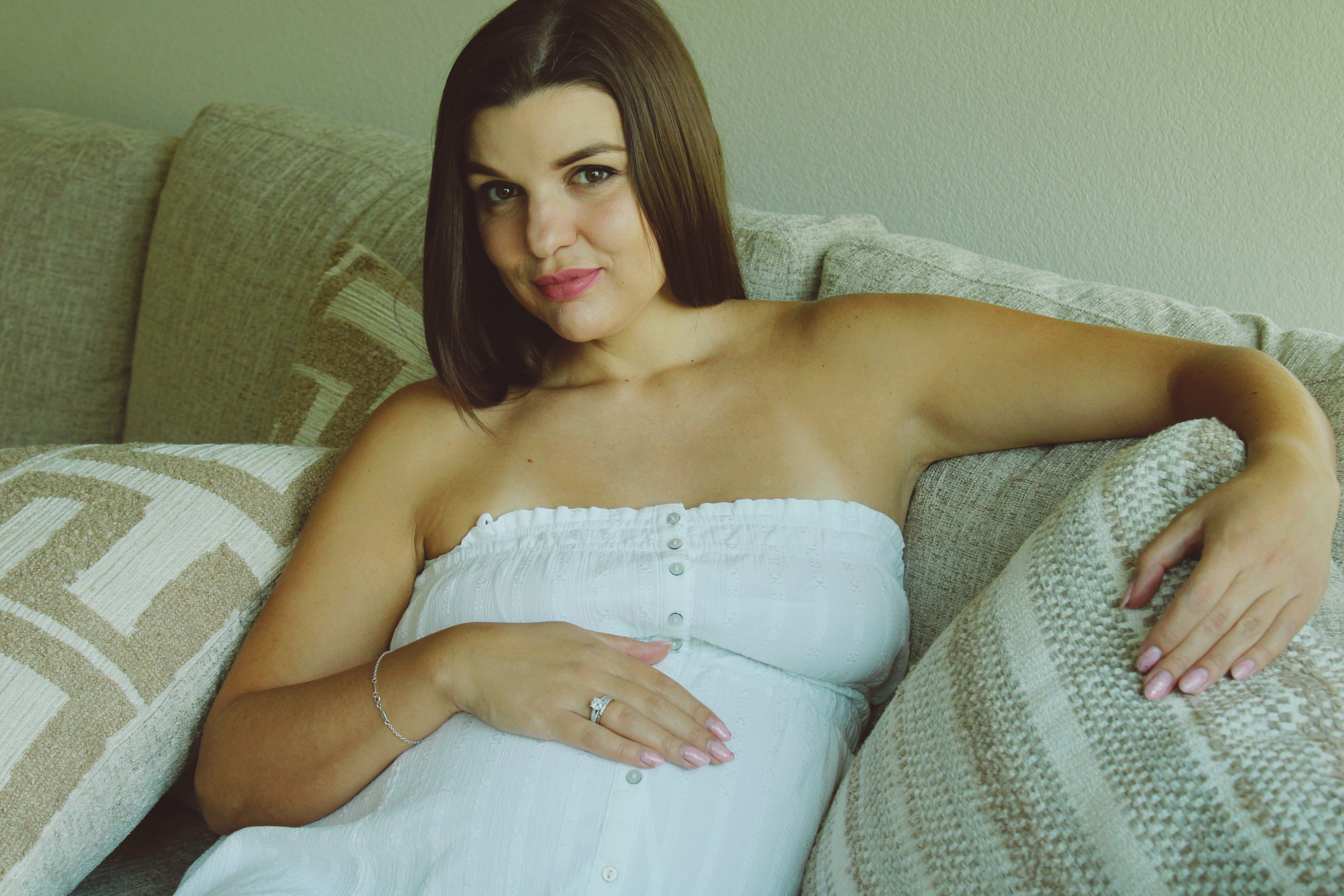 Maternity, Family & Pregnancy Photoshoot at Home. Lana Petrychenko — Portrait & Family Photographer. Valencia, Spain