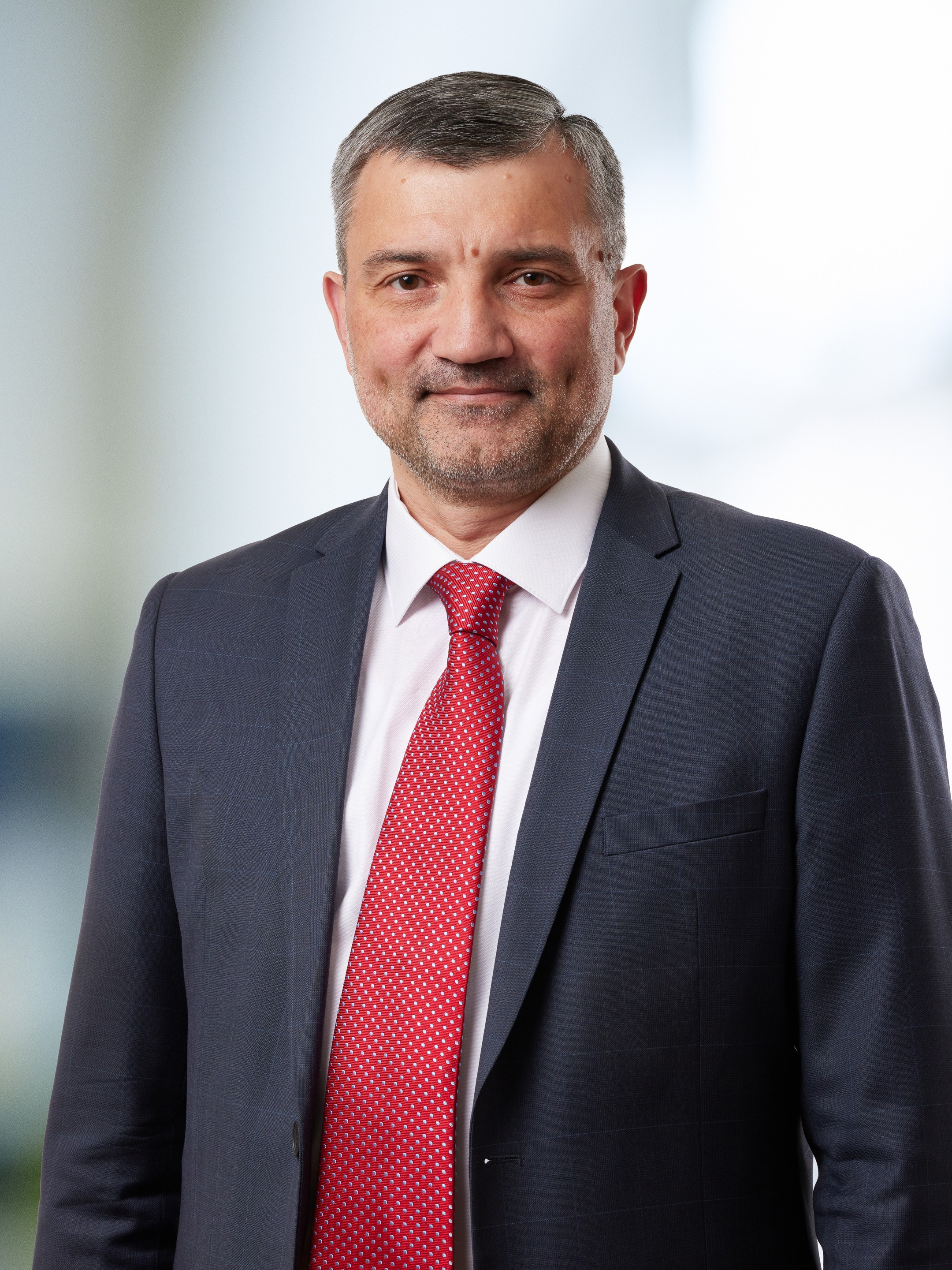 Business portrait of a man against a blurred office background - photographer Andrey Dunin