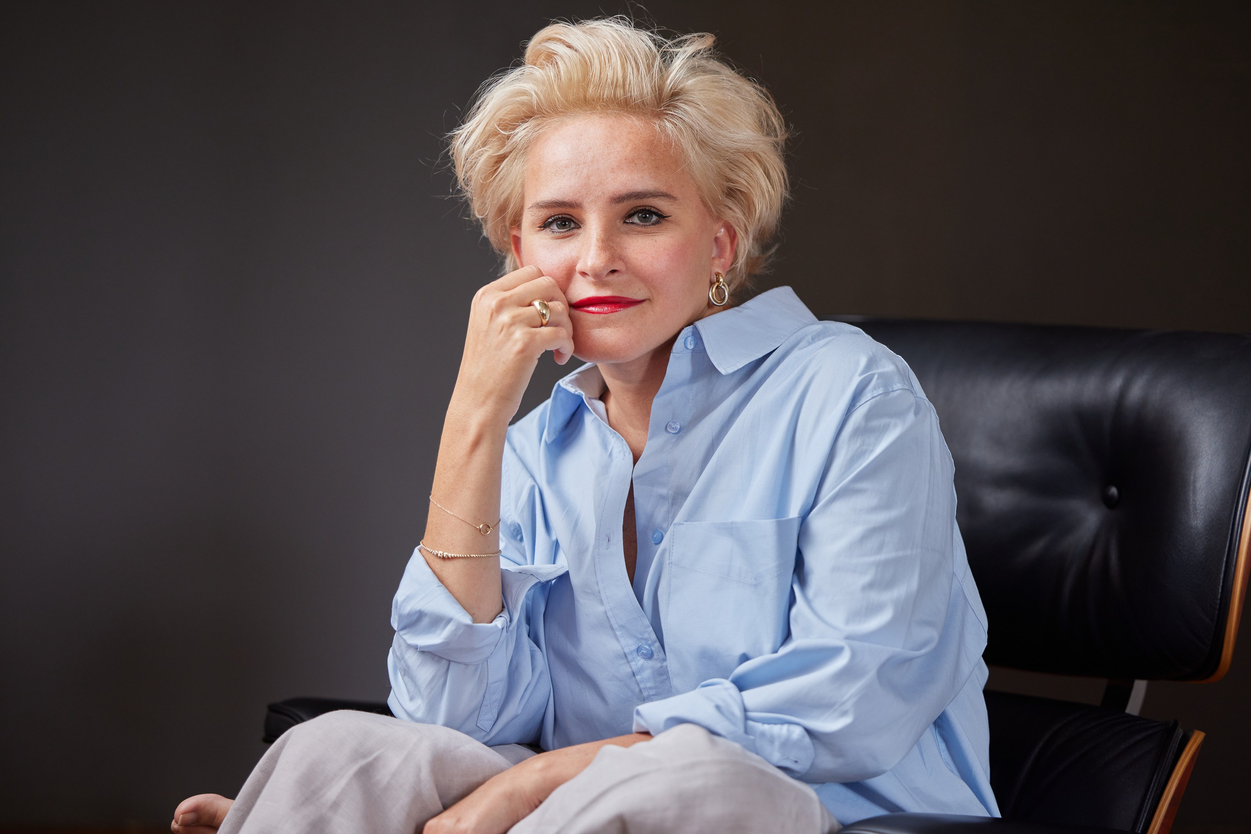 Portrait of a girl artist in the studio interior - photographer Andrey Dunin