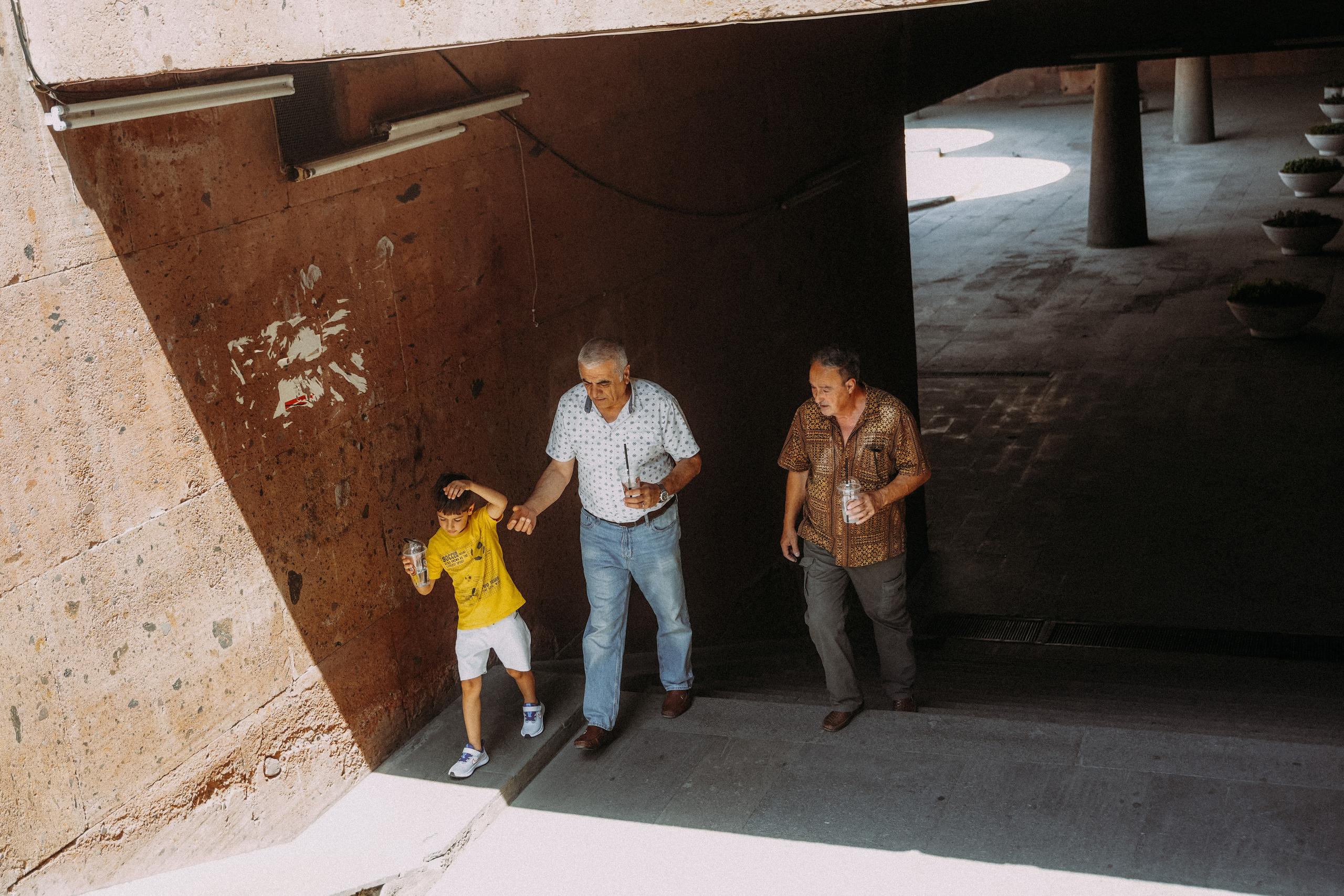 ЕРЕВАН. Стрит-фотография, полная абсурда, идиотизма и красоты