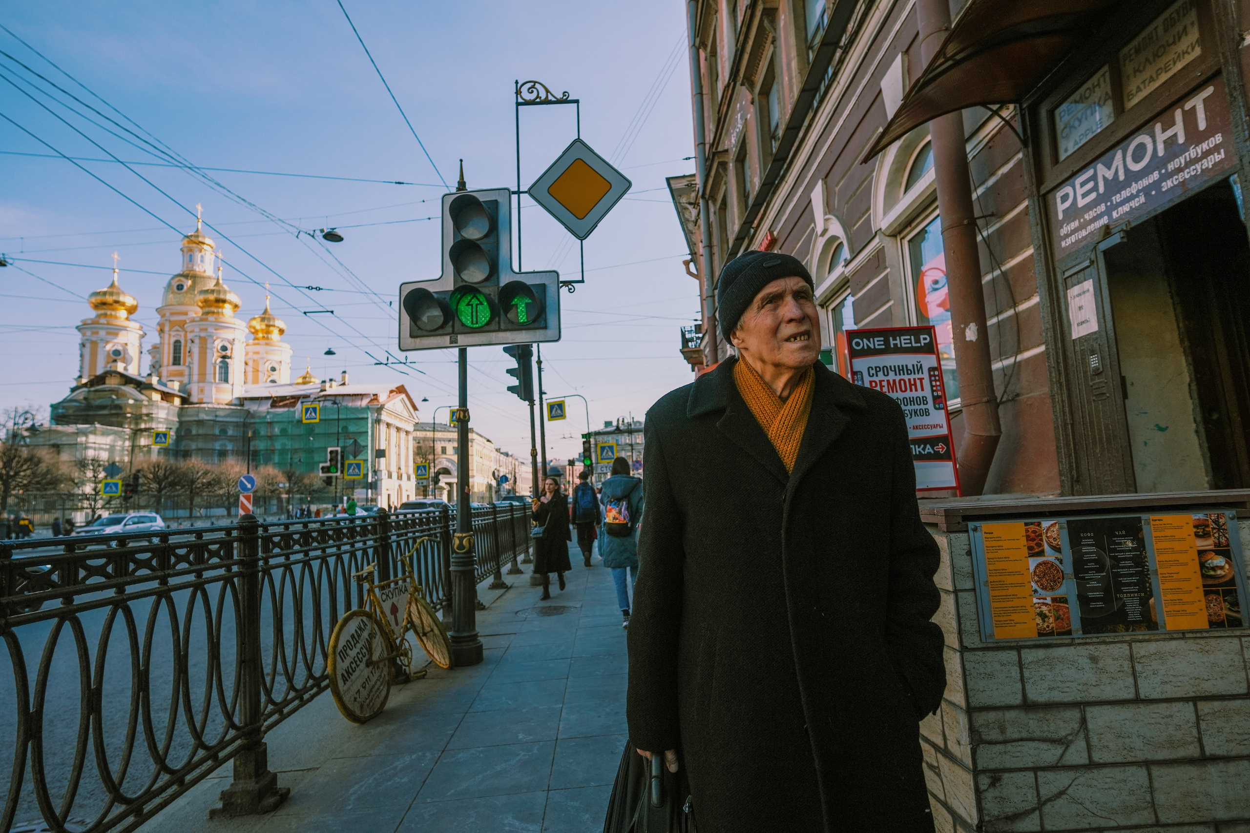 2023. Стрит-фотография, полная абсурда, идиотизма и красоты