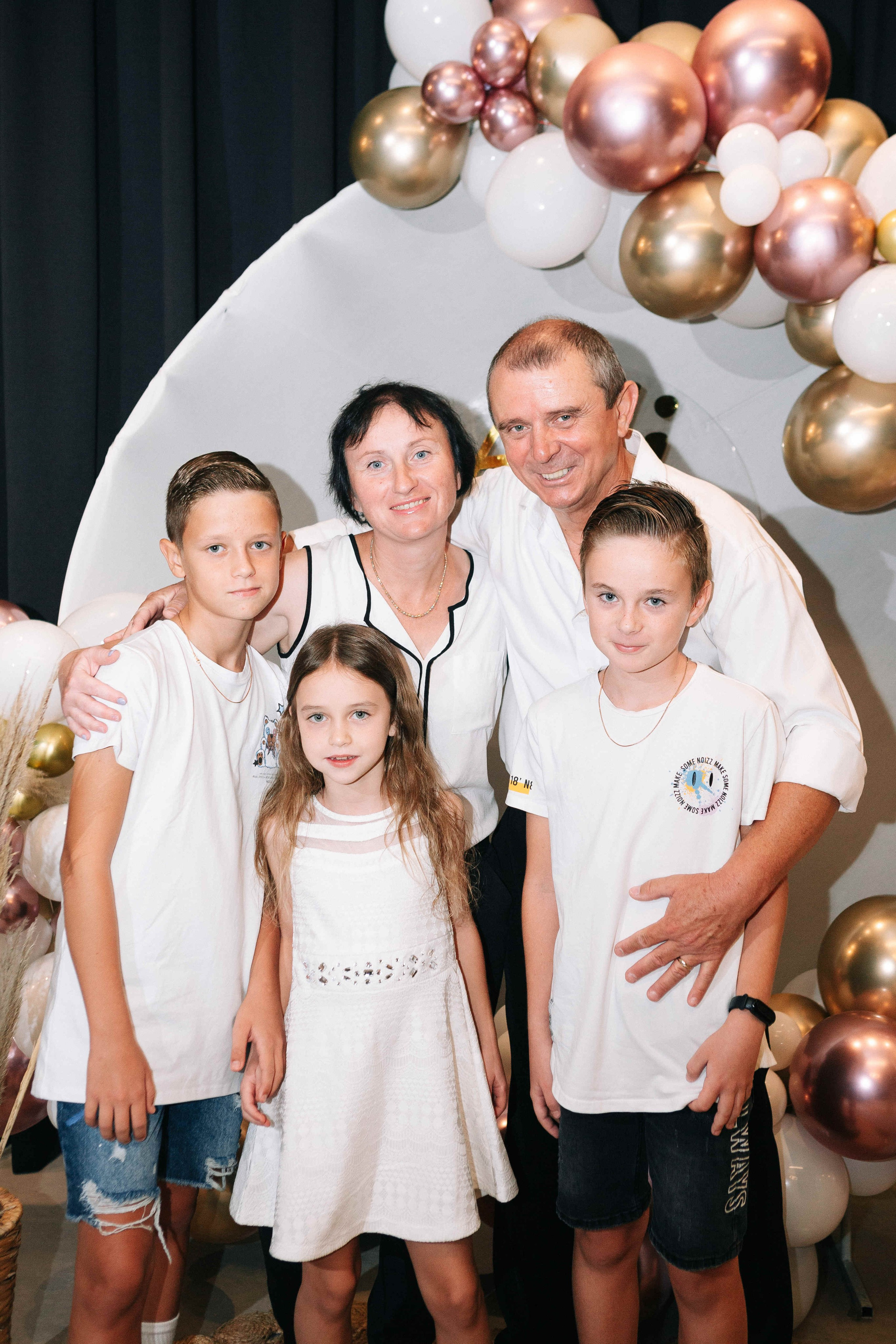 PARTY WITH FRIENDS. Https://shi-photo.com/