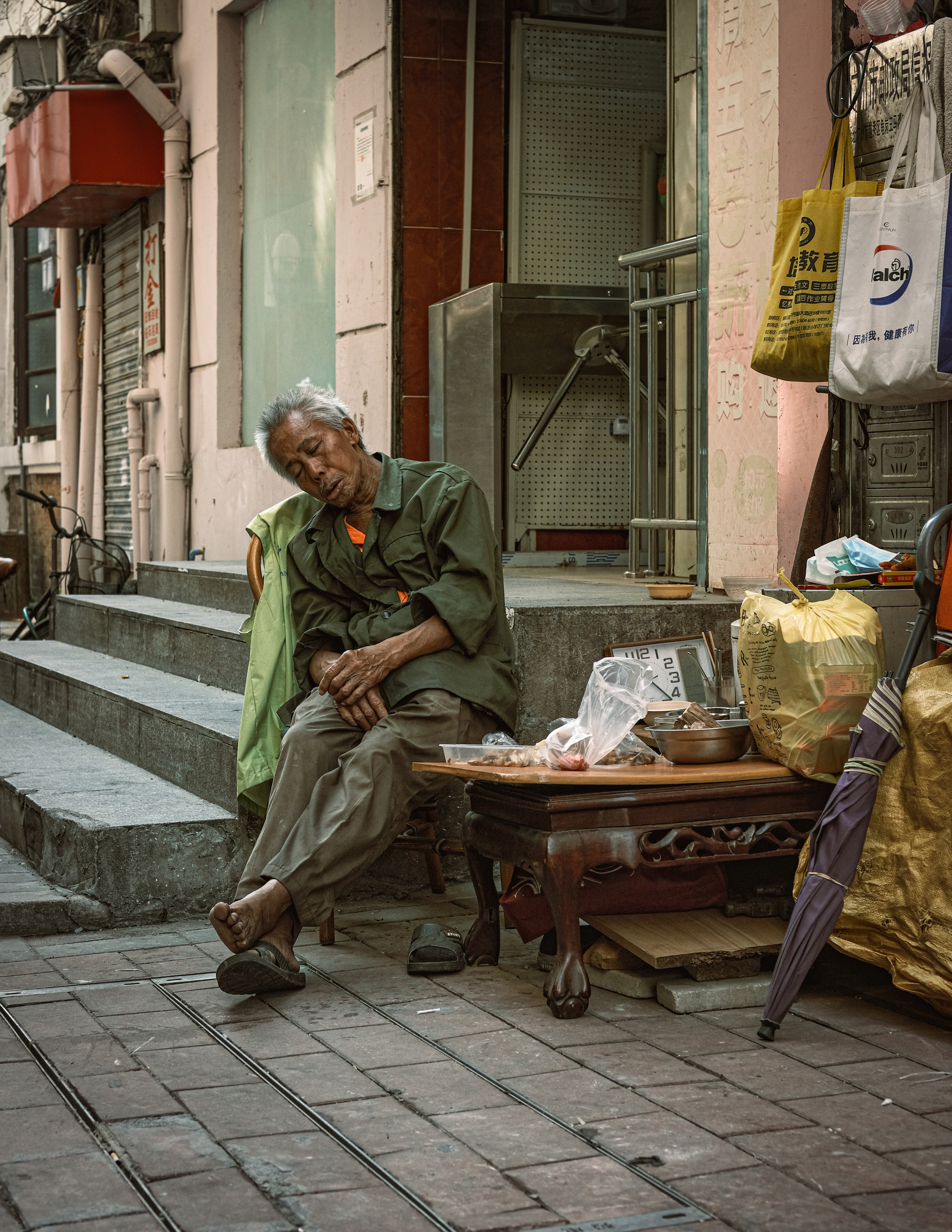 Life of the Others | Guangzhou Street Photography ( 广州市 ) | China | Camera: FUJIFILM X-Pro3 35mm F2.0 | Yuko Photography
