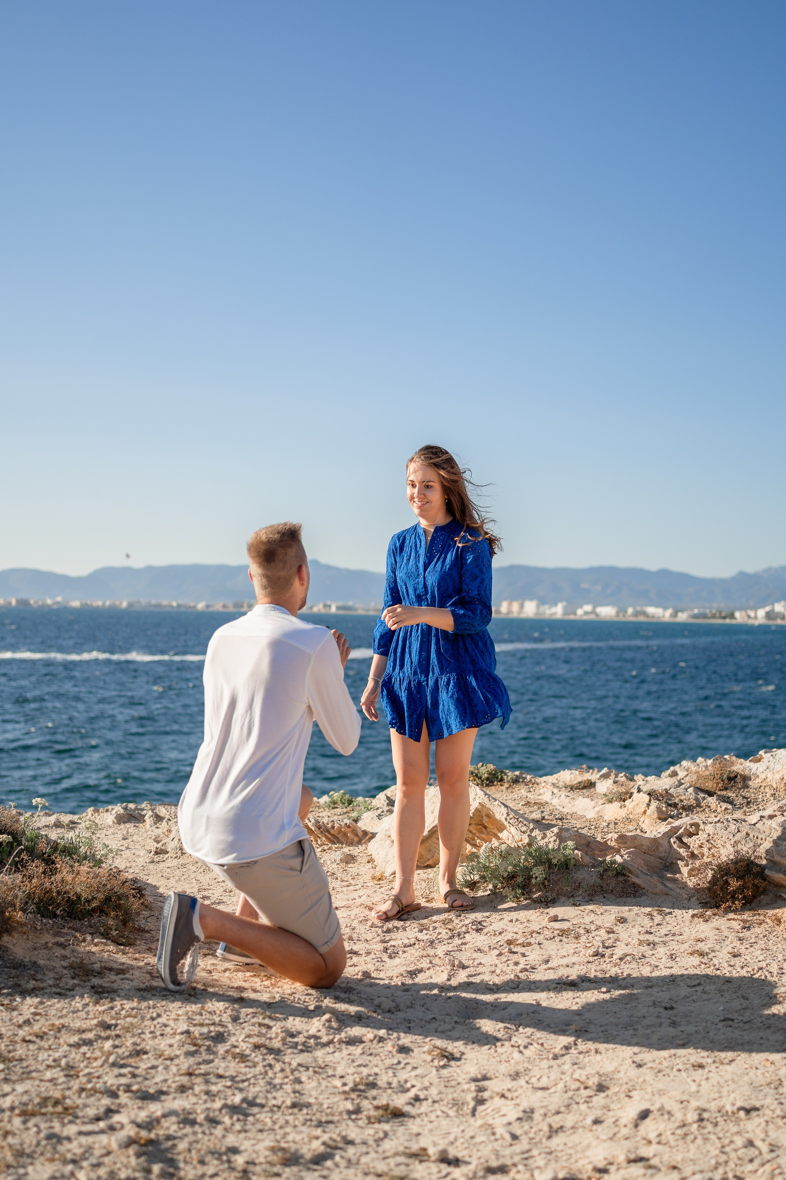 Romantischer Heiratsantrag auf Mallorca – Überraschung am Meer. Deine Fotografin auf Mallorca für Familien und Business