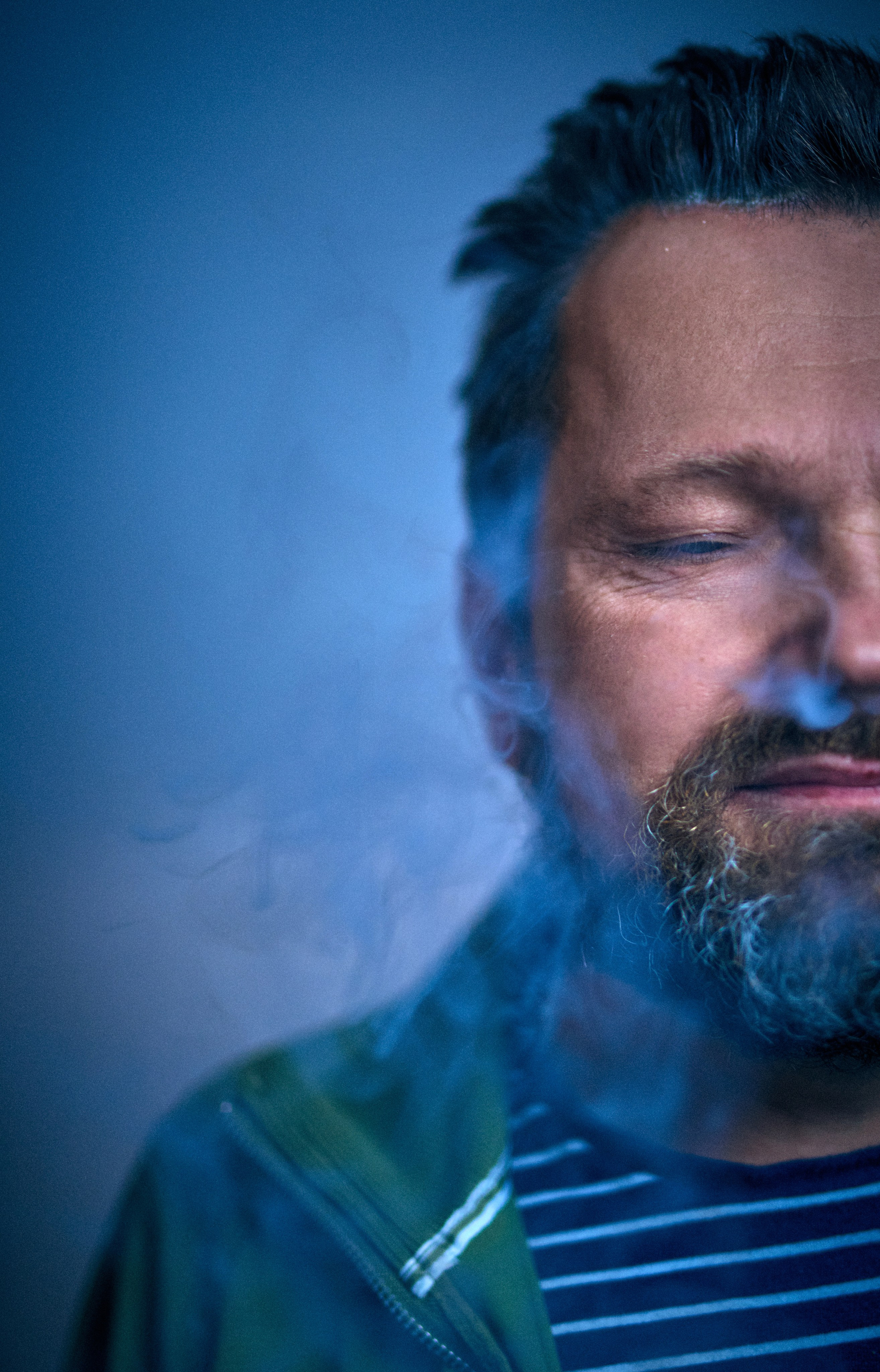 Portret męski charakterystyczny - Daniel niebieskooki smok - fotograf Andriej Szypiłow