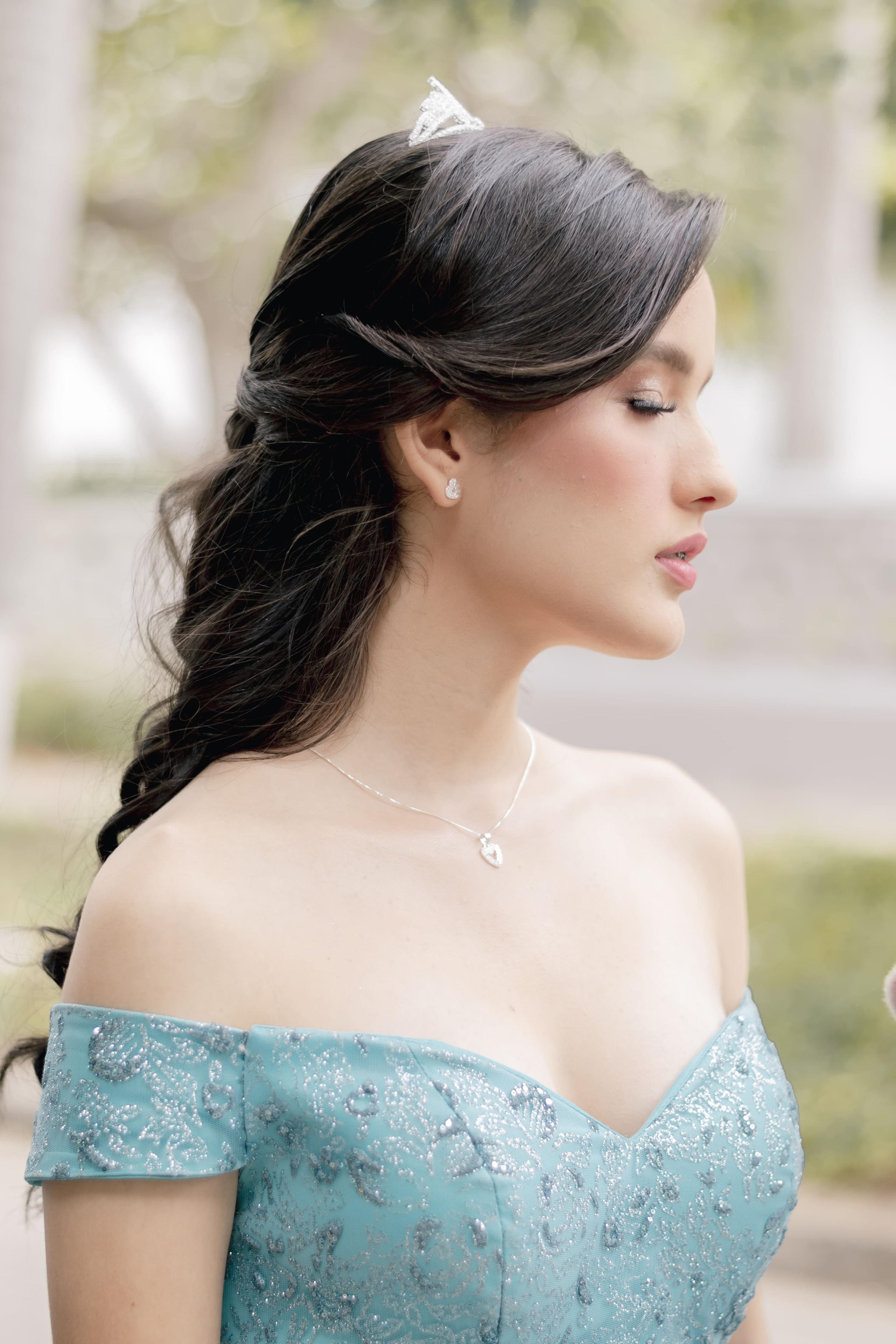 Retrato de quinceañera princesa perfil con vestido azul de ensueño, sesión fotográfica profesional BanderArt en Barranquilla Colombia