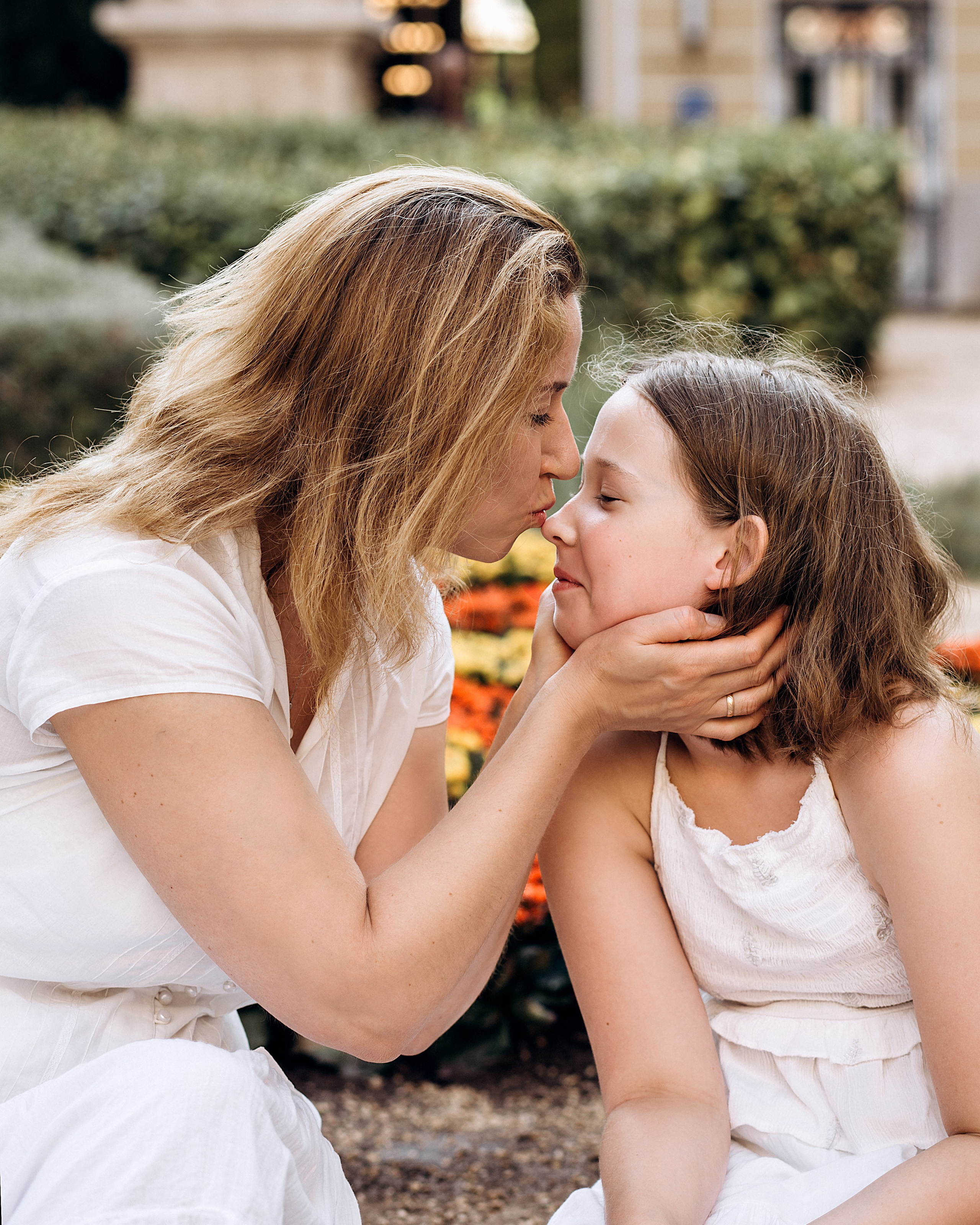 Momento emotivo entre madre e hija capturado durante una sesión familiar en Valencia, España, mostrando cariño tierno y conexión natural. Ideal para familias que buscan sesiones conmovedoras y espontáneas en Valencia y en toda España.