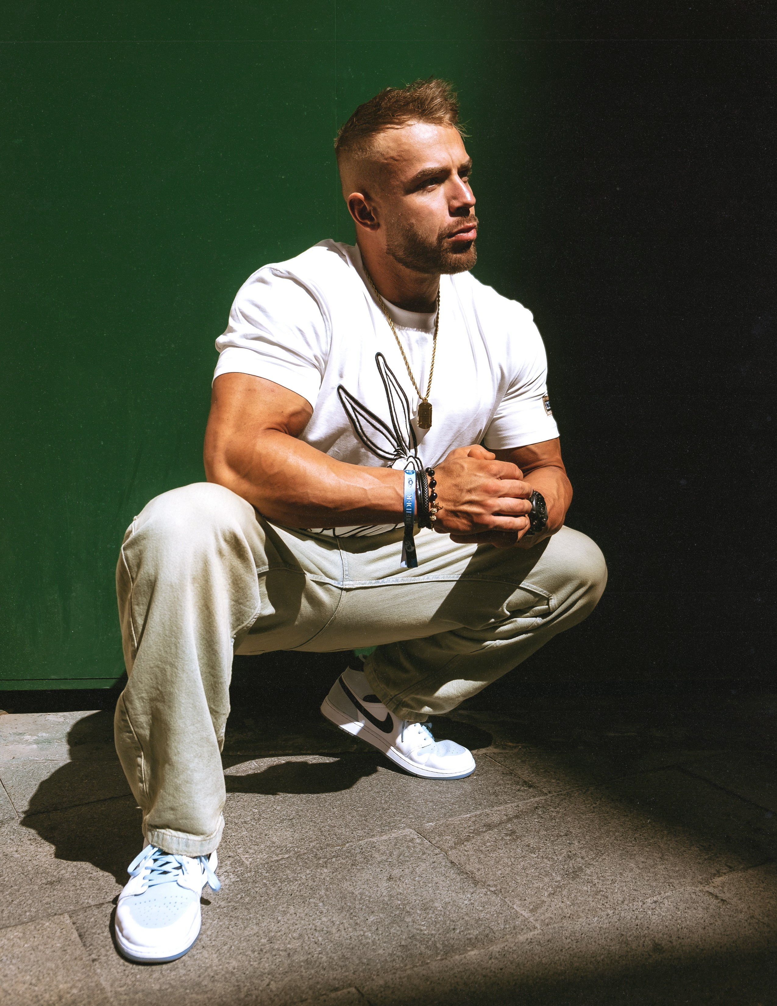 Фотосессия бодибилдера Kacper Bąkiewicz в старом городе Аликанте — Портретный фотограф в Испании