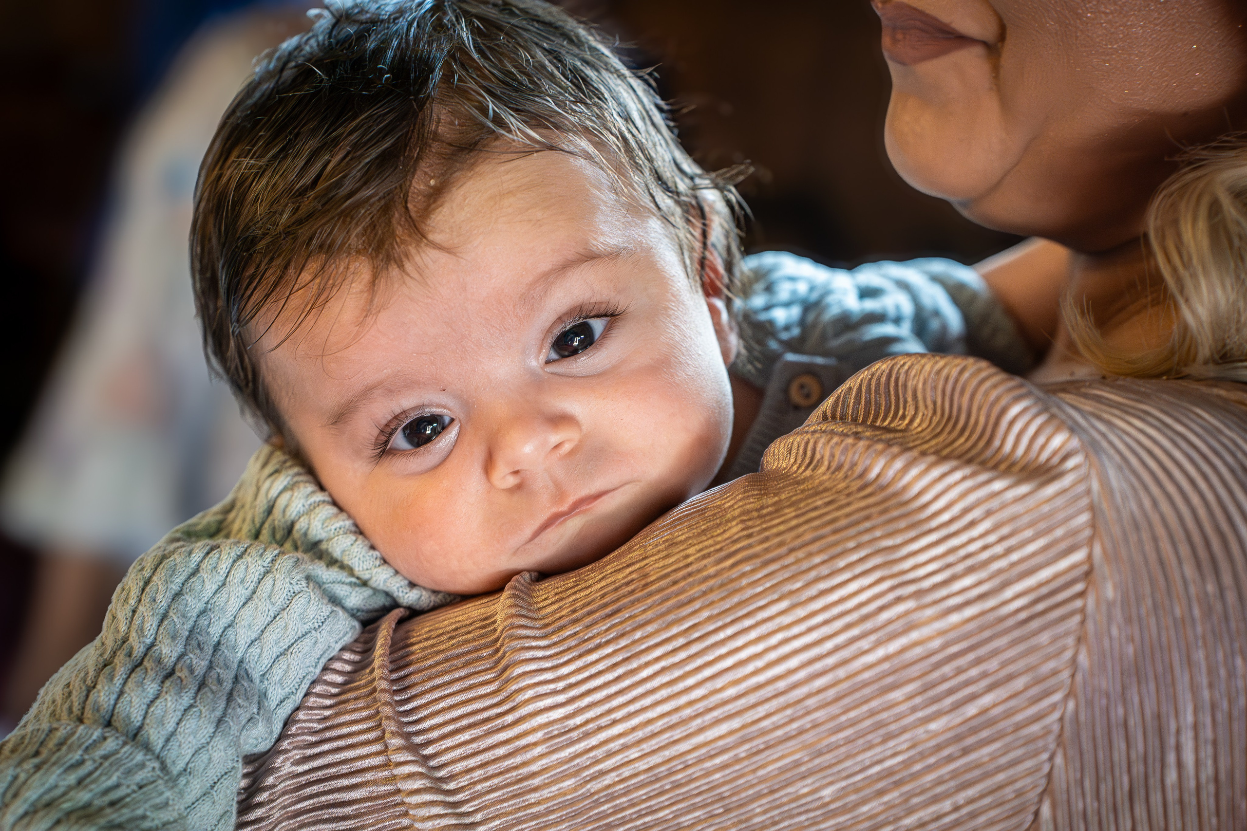 botez constanta, fotografii de botez, slujba de botez,copil in bratele nasei , taina sfantului botez, Constanta