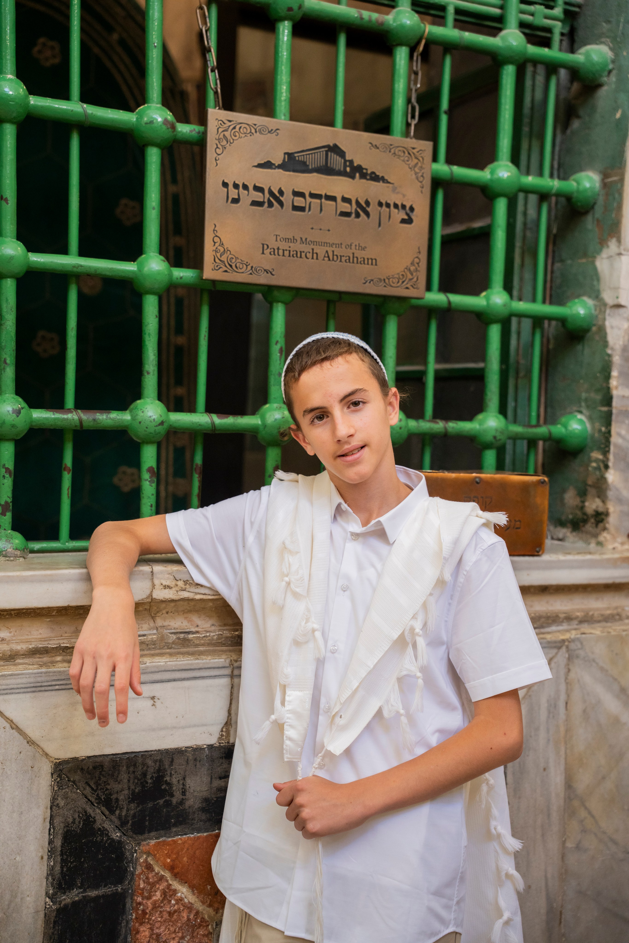 הנחת התפילין רפאל לוי. יוסף מזרחי צילום חתונה, ברית וזוגיות. צלם מקצועי שאוהב להוציא אתכם הכי יפים ברגעים הכי מרגשים