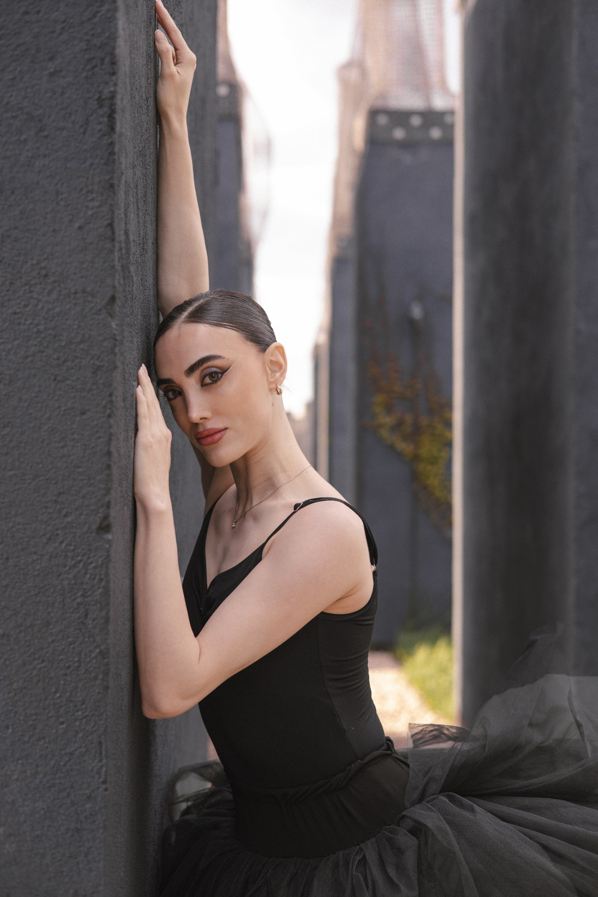 portrait fine art danseuse classique tutu noir architecture urbaine photographe Nantes Ani Torosyan