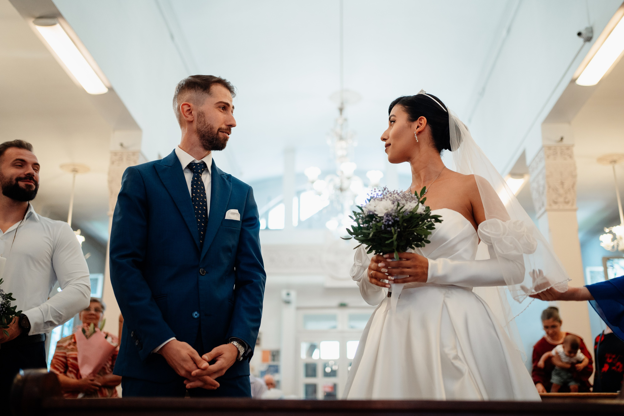 Moment emoționant între miri în ziua nunții, surprins într-un cadru natural și romantic, in Bucuresti. Fotografie de nuntă profesională, editată artistic pentru a evidenția emoția și eleganța evenimentului.