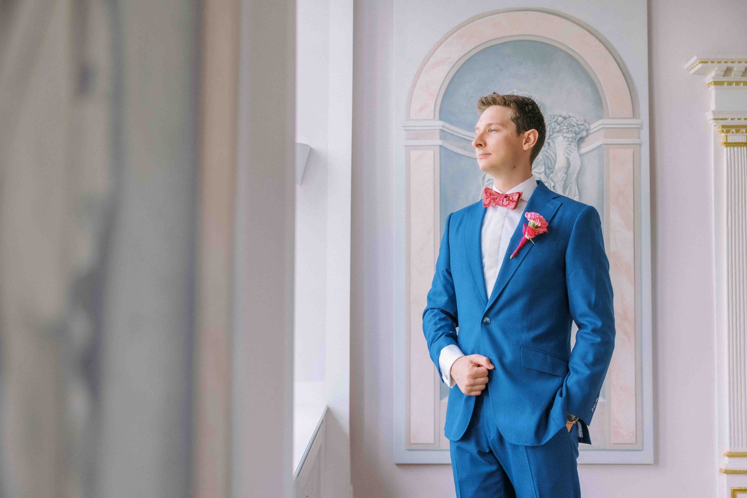 getting ready bräutigam bei hochzeit im schloss von hammerstein