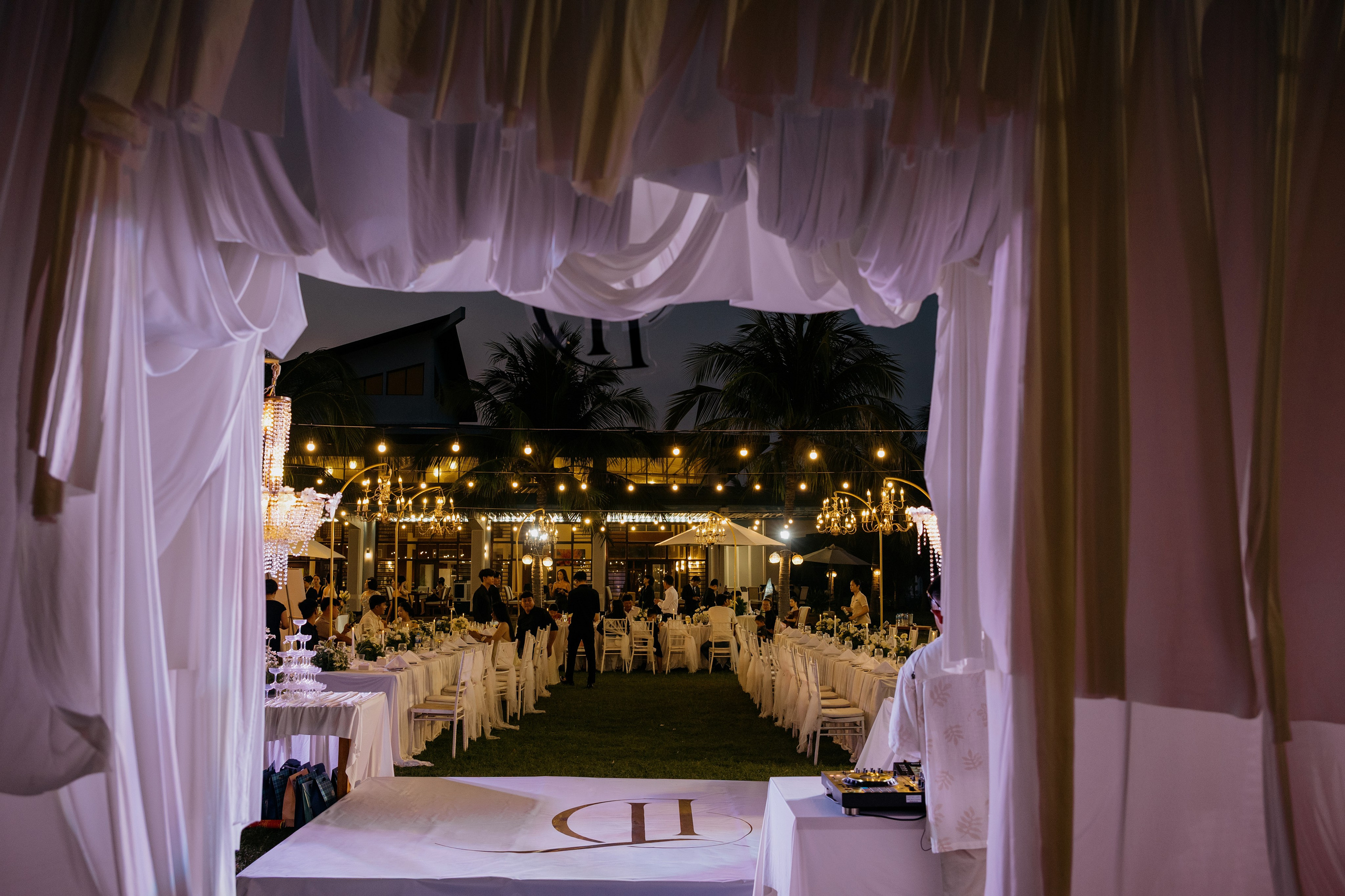 DIEU & THINH/Destination Wedding. Nhiếp ảnh gia đám cưới hàng đầu tại Thành Phố Hồ Chí Minh