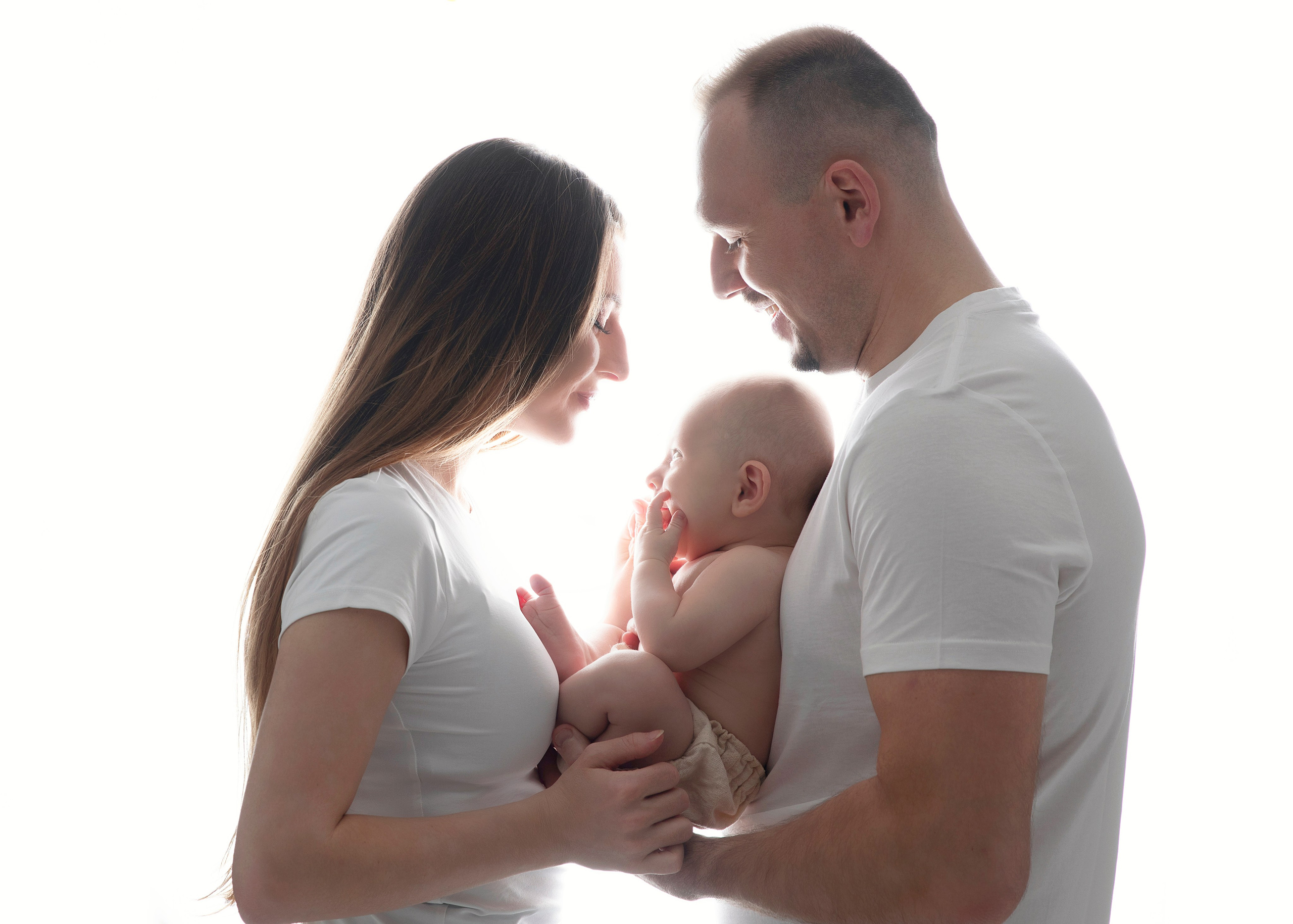 Vi dokumenterar er familjs kärlek och lycka genom en personlig fotografering i vår studio.