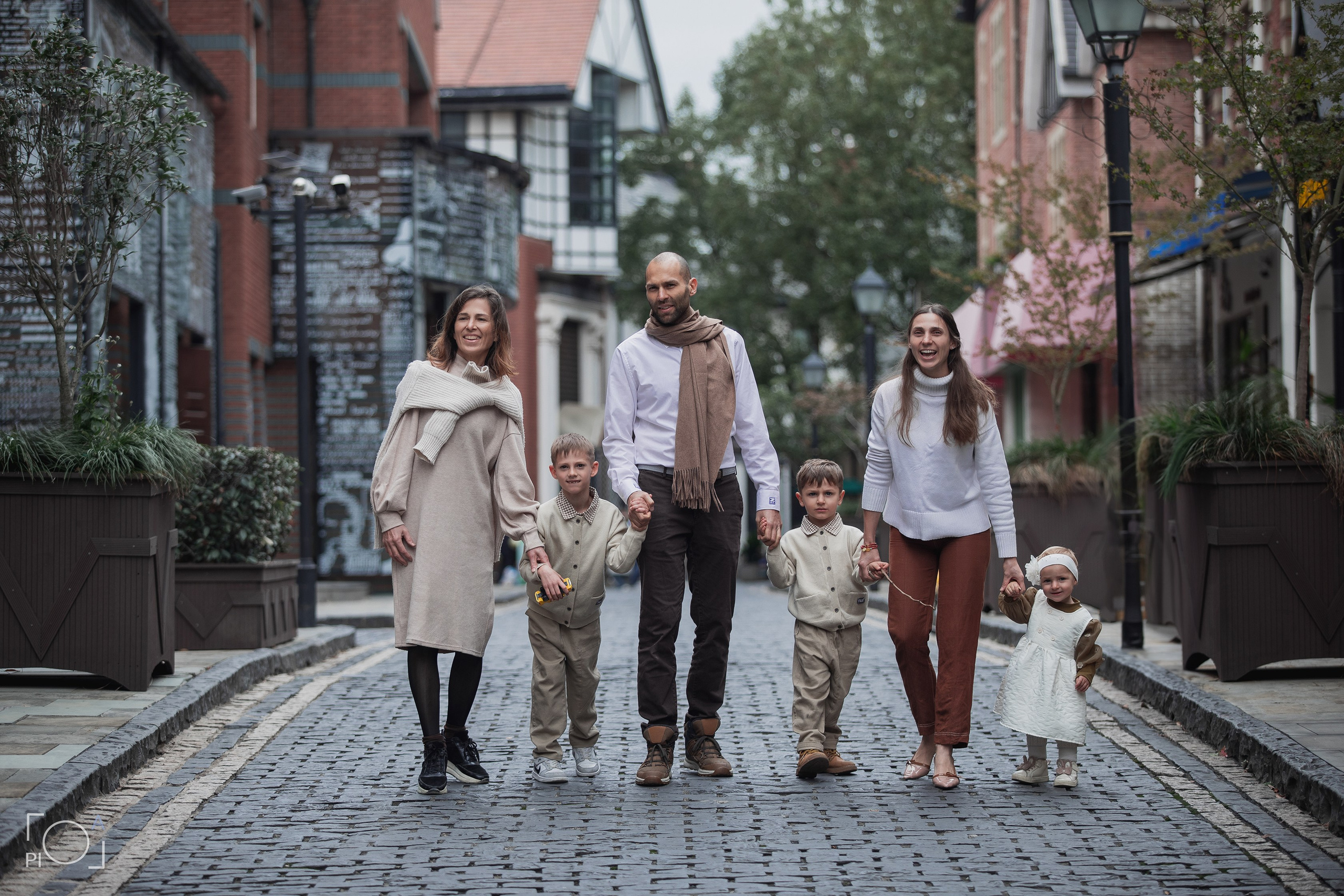 Family photoshoot in Temsa town, Shanghai. Photographer in Shanghai — Lola Pidluskaya