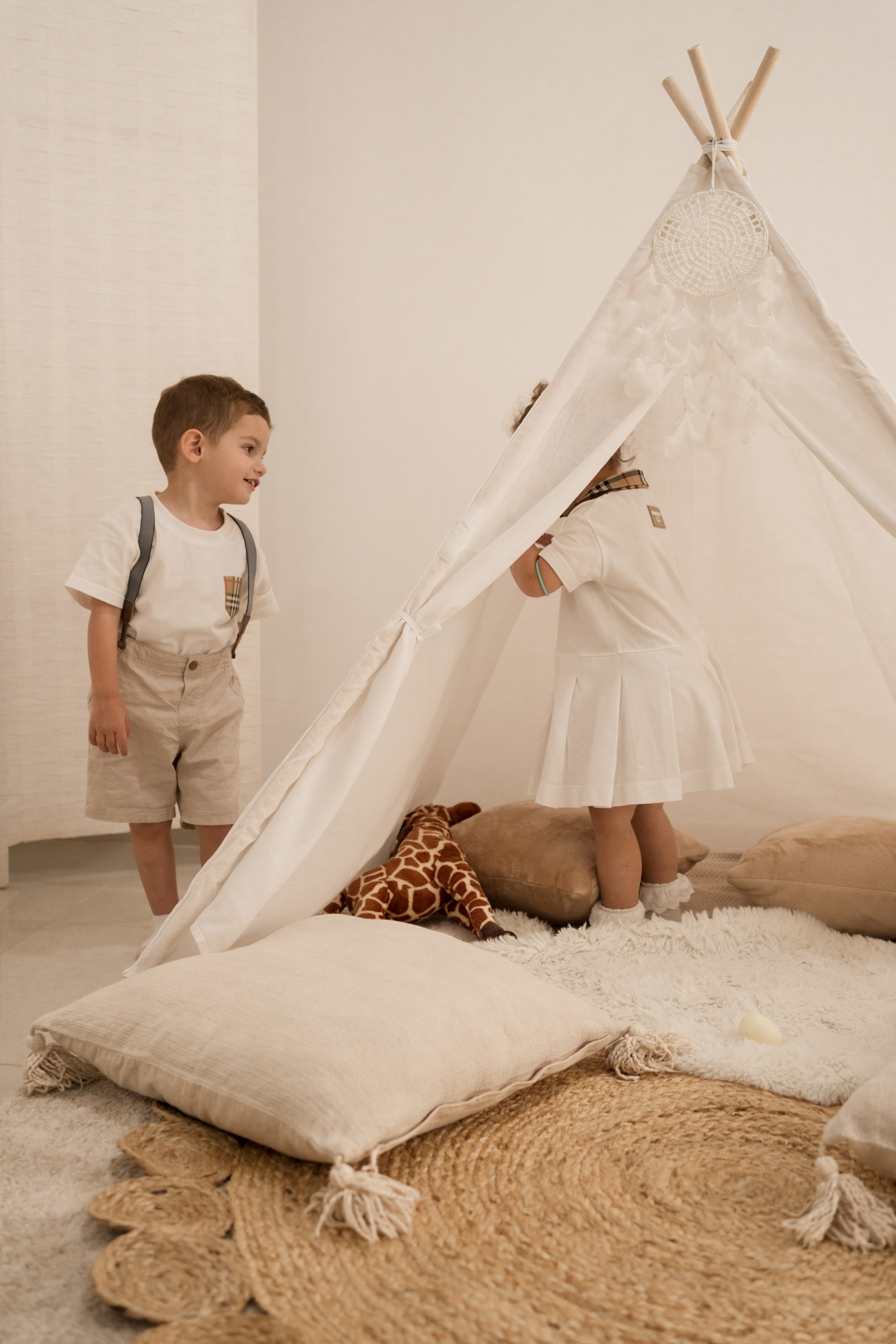 Home studio session — fun and giggles!. Angela Iakovleva — Family Photographer in Dubai