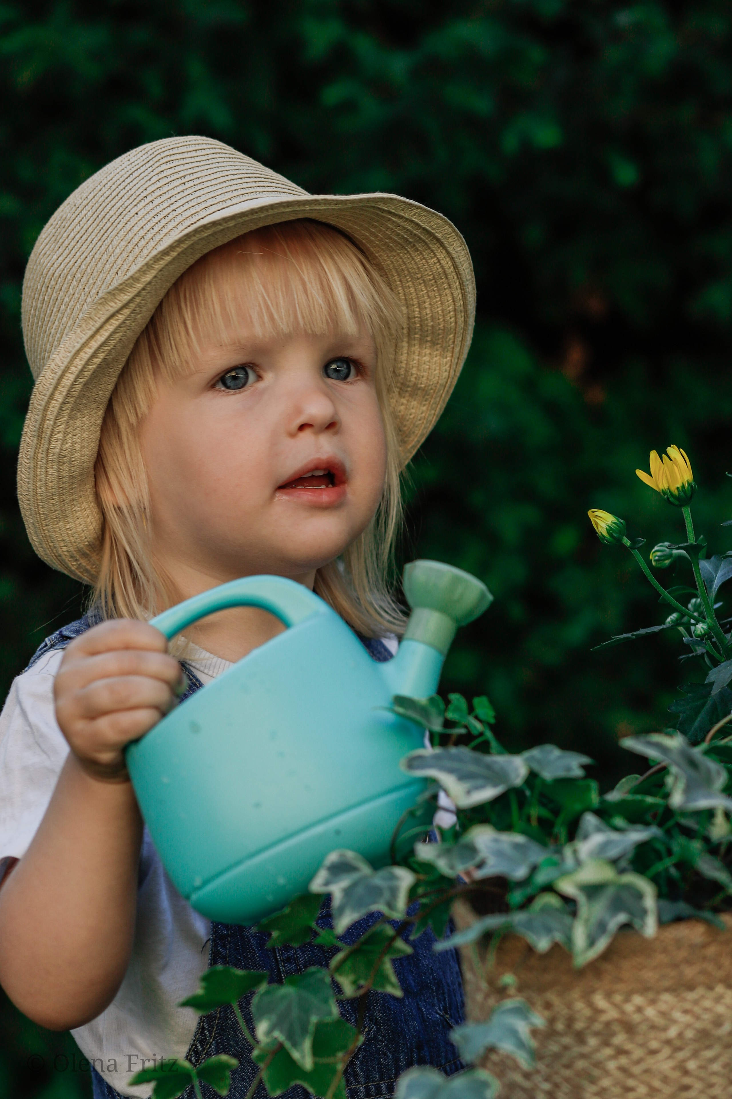 Mädchen im Garten. Olena Fritz Fotografie