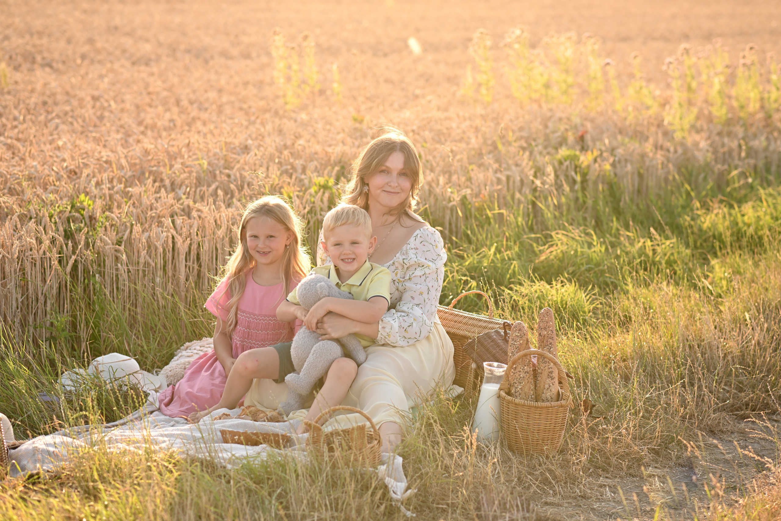 Familienfotoshooting in Weizenfeld. Neugeborene, Baby Fotografin in Düren (NRW) - Vitalina Unruh