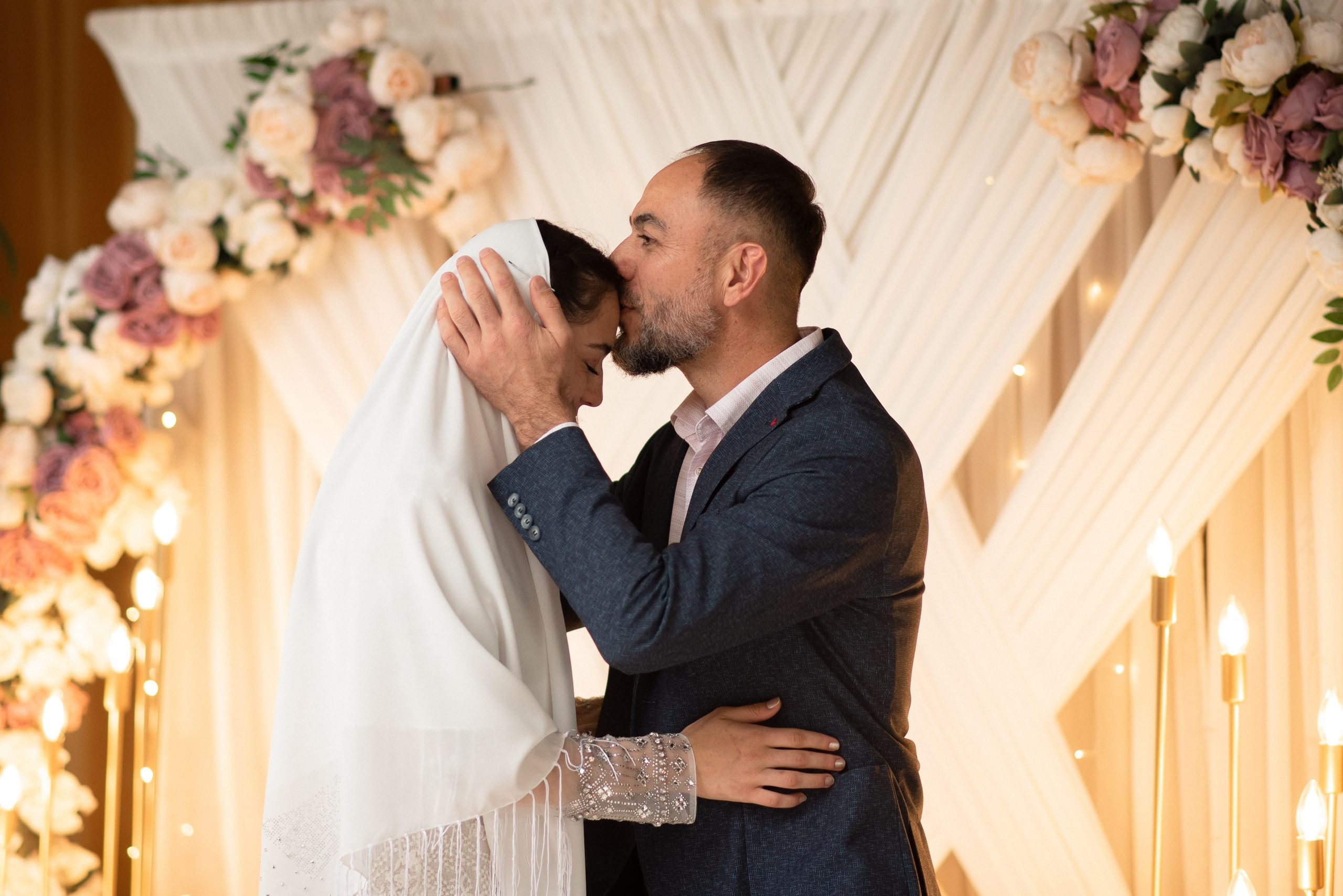 Поцелуй отца на свадебном вечере дочери. Момент счастья и радости и обьятий, портретный фотограф Анталия
