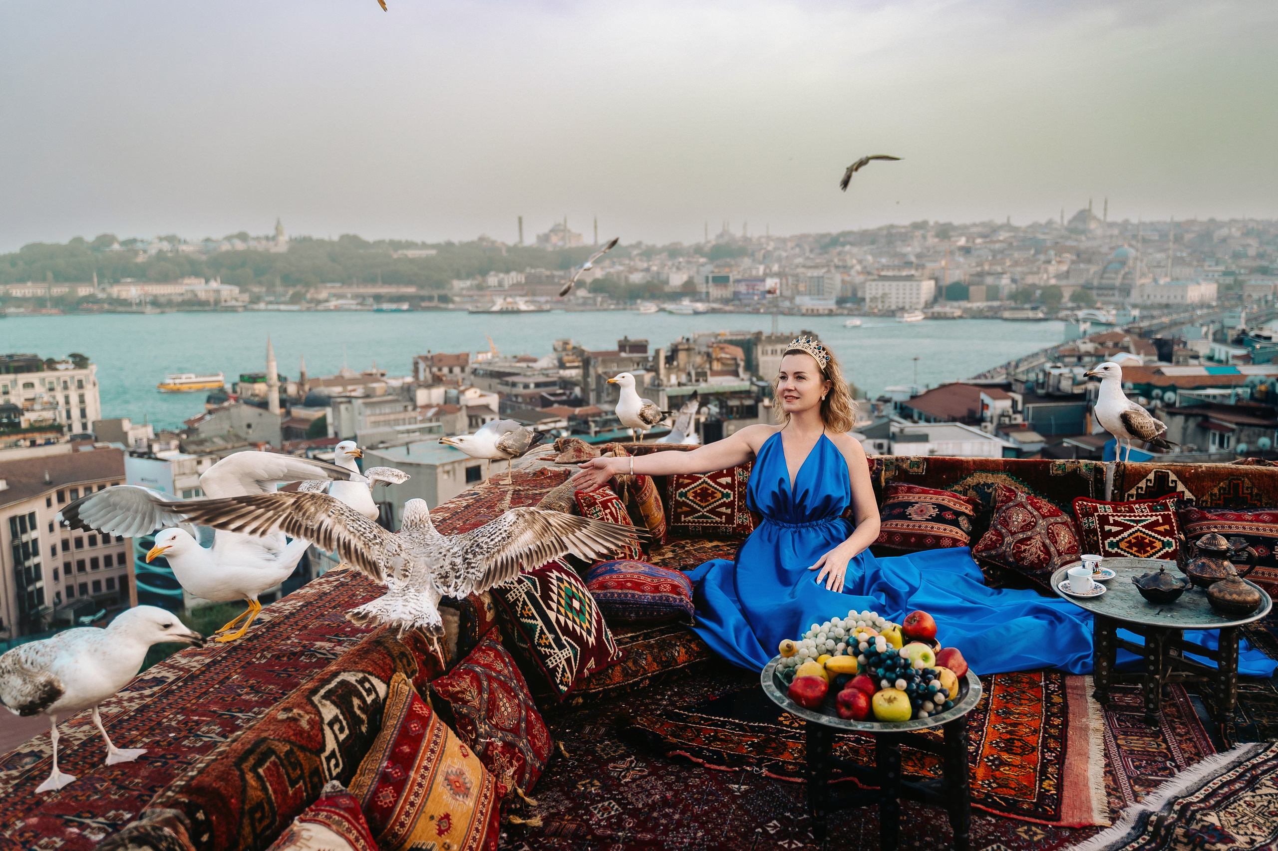 Фотосессии в дизайнерских нарядах в Стамбуле. Wedding, family and lifestyle photographer Anatoly. Photo sessions on rooftops with seagulls. Istanbul