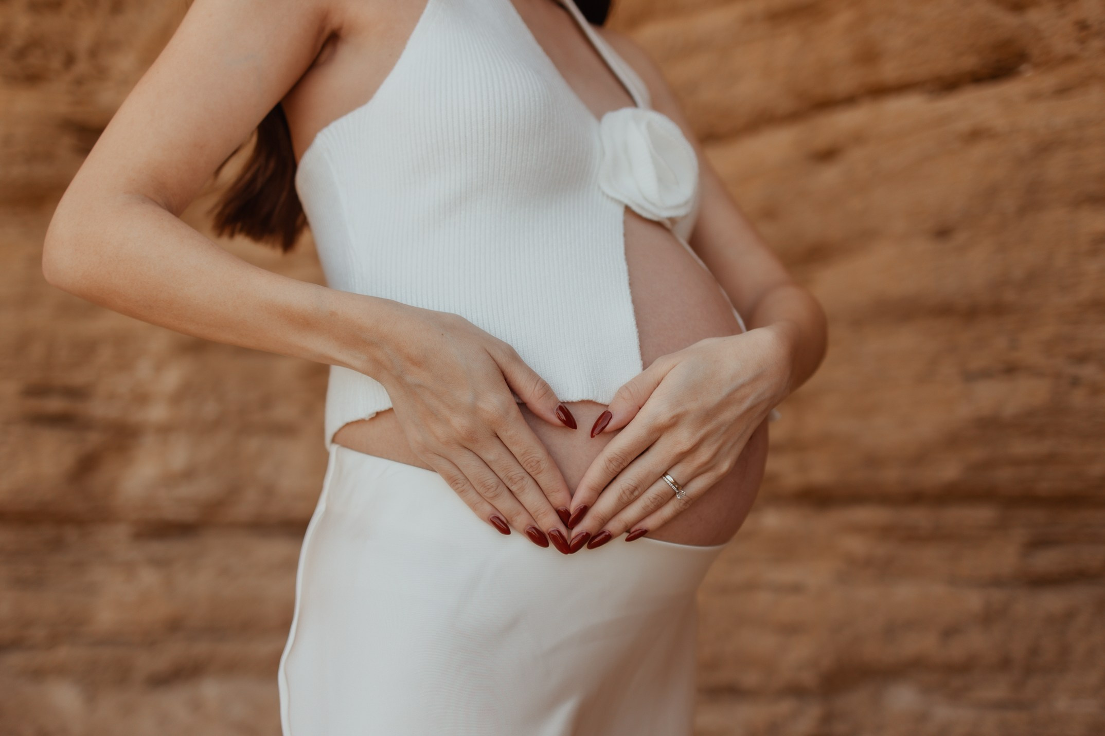 Pregnancy photoshoot at sea. דף בית