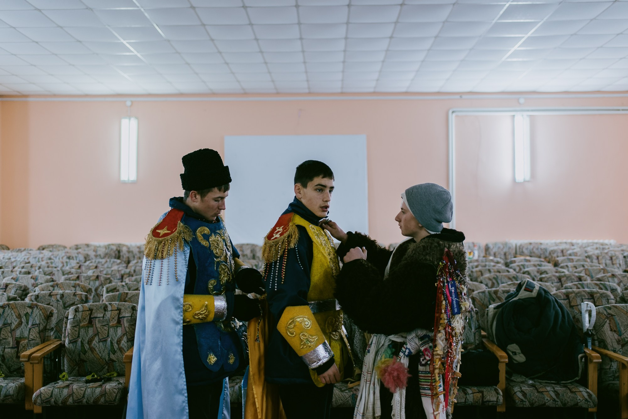 Malanca is a spectacular folk tradition, especially common in the communities of northern Moldova and Bukovina, with deep roots in New Year’s customs. It usually takes place on the night of December 31st to January 1st and marks the transition between years through a blend of folk theater, traditional costumes, music, dance, and humor.Participants – known as malancari – dress up as symbolic characters, often inspired by mythology, history, or rural life: death, the soldier, the bride, the bear, the gypsy, the devil, the old man, and many more. They go from house to house or take part in organized village parades, accompanied by drums, flutes, and distinctive sounds. The message behind it is to chase away evil and attract good fortune, fertility, and abundance in the new year.In some areas, Malanca has evolved into a true display of folk art, with groups preparing costumes, scripts, and music months in advance. It is an authentic way of preserving cultural identity and celebrating community spirit.