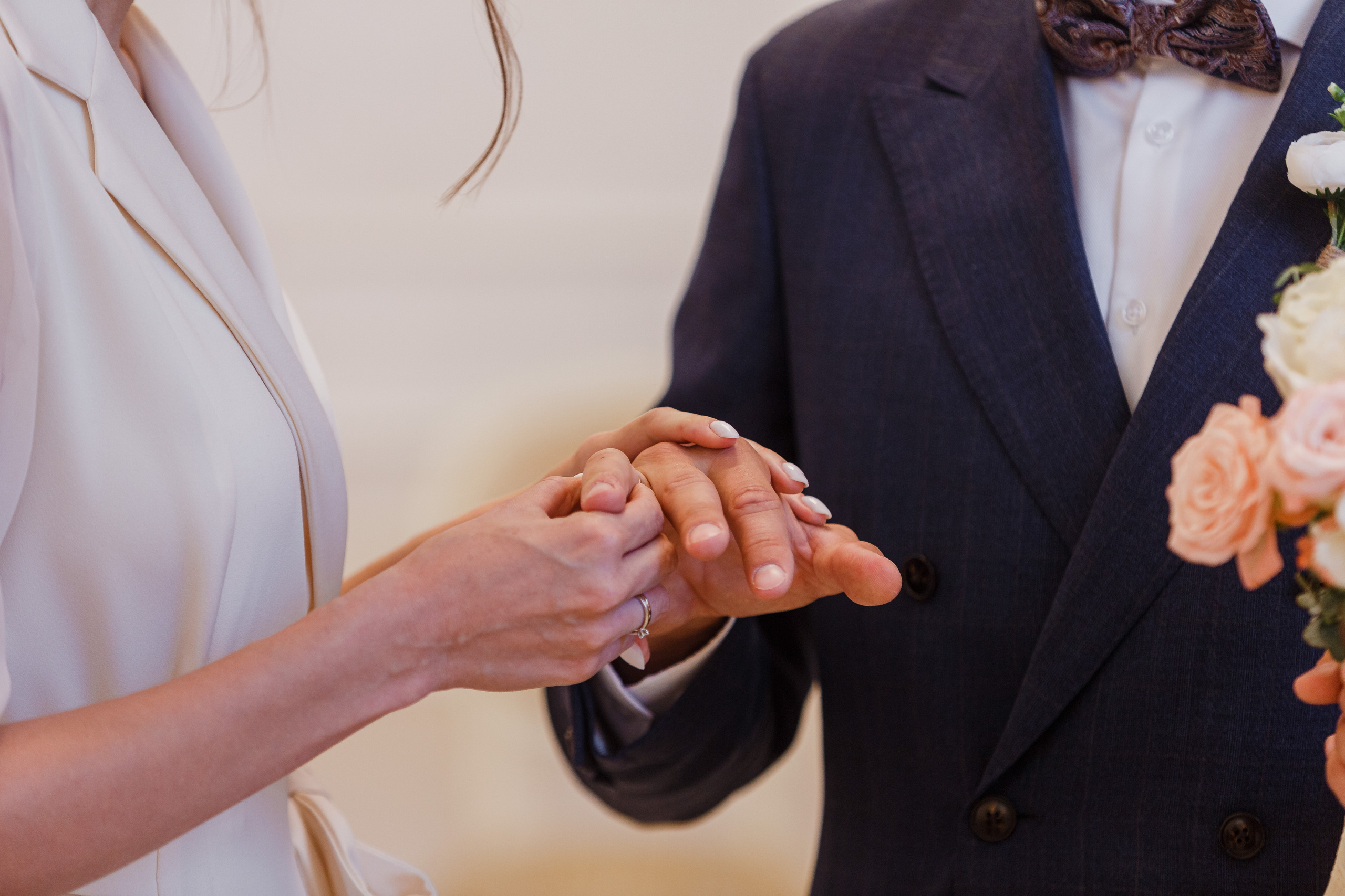 Novia y novio en la naturaleza. Fotógrafo de retrato, familia y reportajes en Valencia | España | Europa Vitalii Lumier