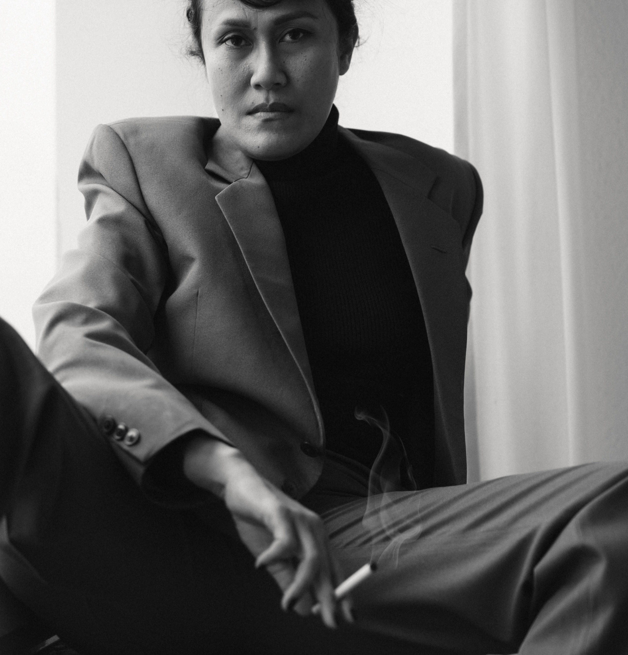 Fotosessions einer Frau im Männerlook. Schwarz-weiß Fotografie in Münster. Fotografin Viktoria Roschen