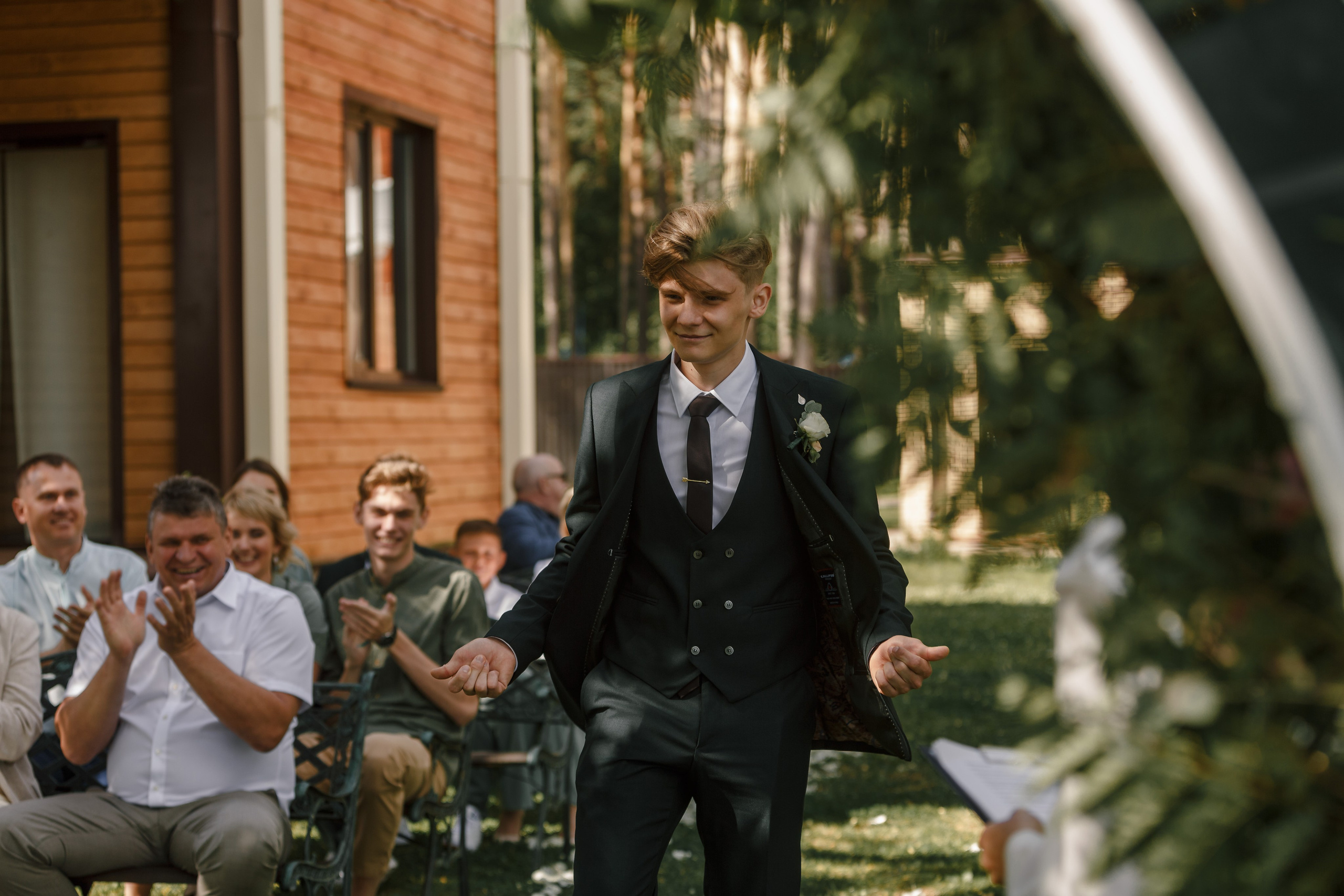 Novia y novio atrevidos con el telón de fondo de un auto viejo. Fotógrafo de retrato, familia y reportajes en Valencia | España | Europa Vitalii Lumier
