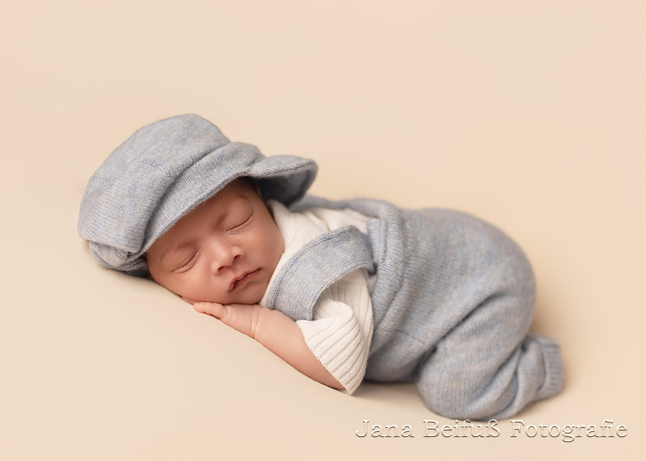 Baby schläft gemütlich auf weißem Tuch mit Hase Kuscheltier - Fotografie Ulm - Weißenhorn und Umgebung