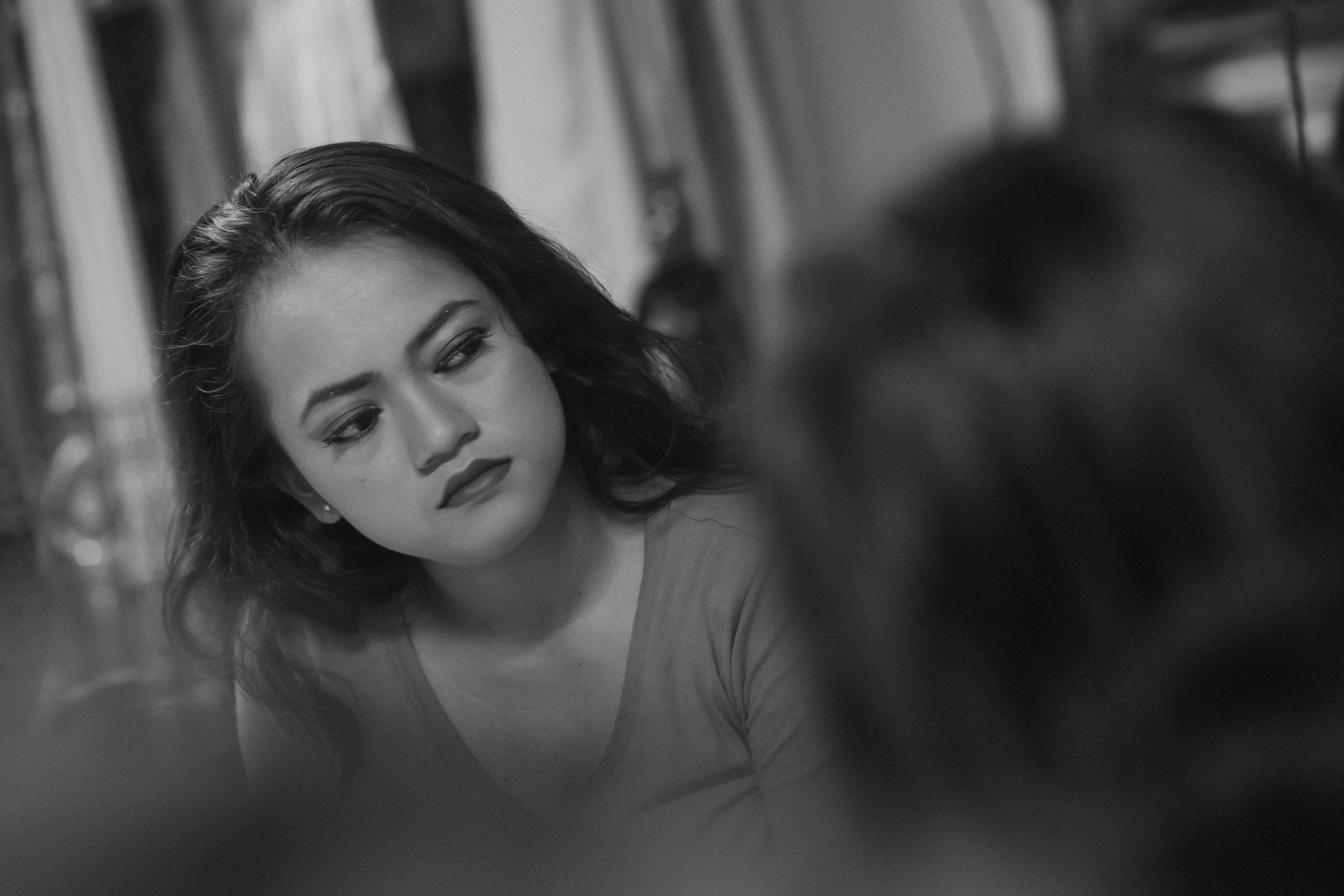 Vorbereitungen zum traditionellen indonesischen Tanz Legong. Schwarz-weiß Fotografie in Münster. Fotografin Viktoria Roschen