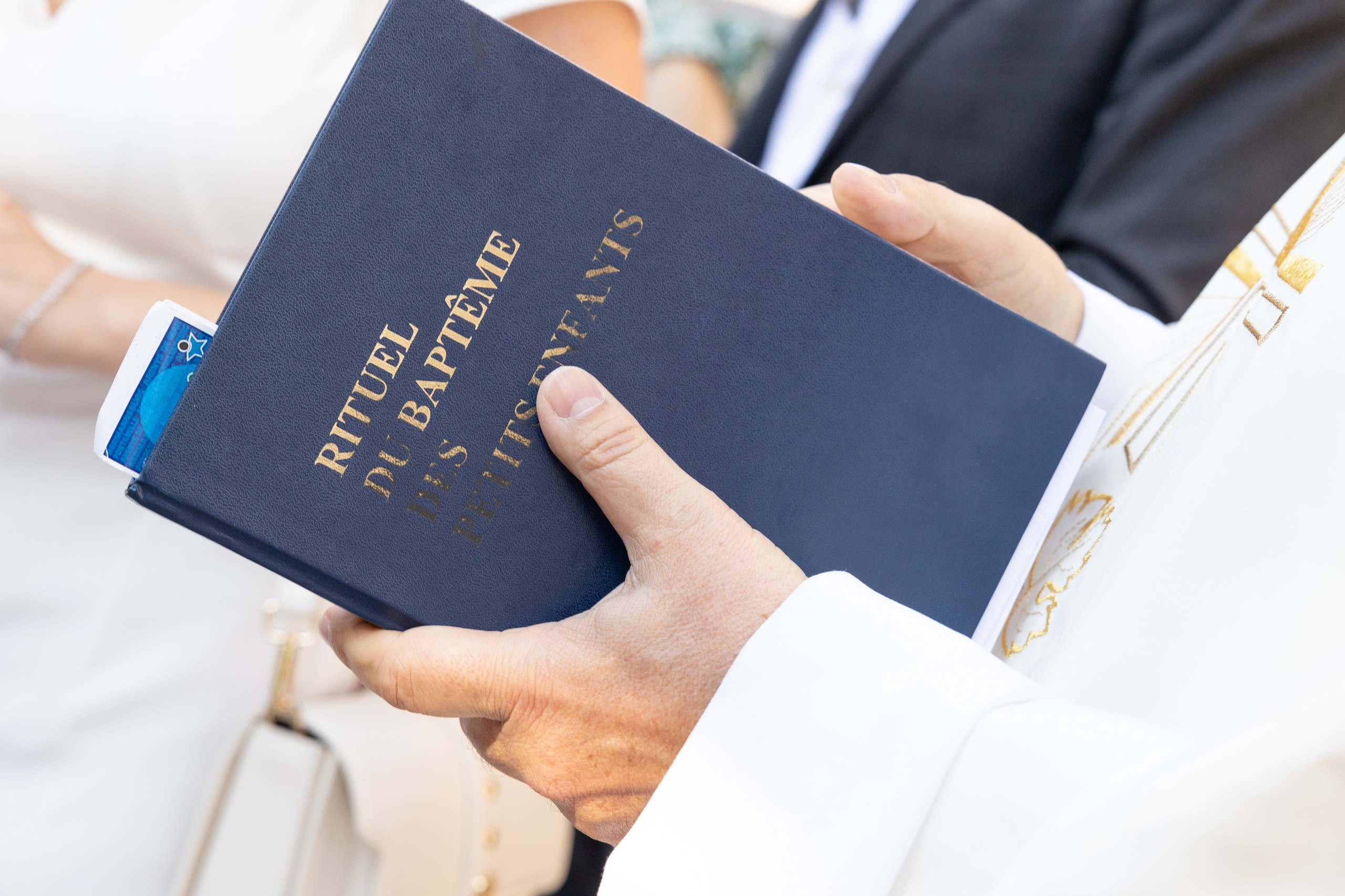 The Baptism of Diana in the Church of Saint-Sernin in Toulouse. Eugénie Smirnova — Photographe à Toulouse et dans le Sud-Ouest