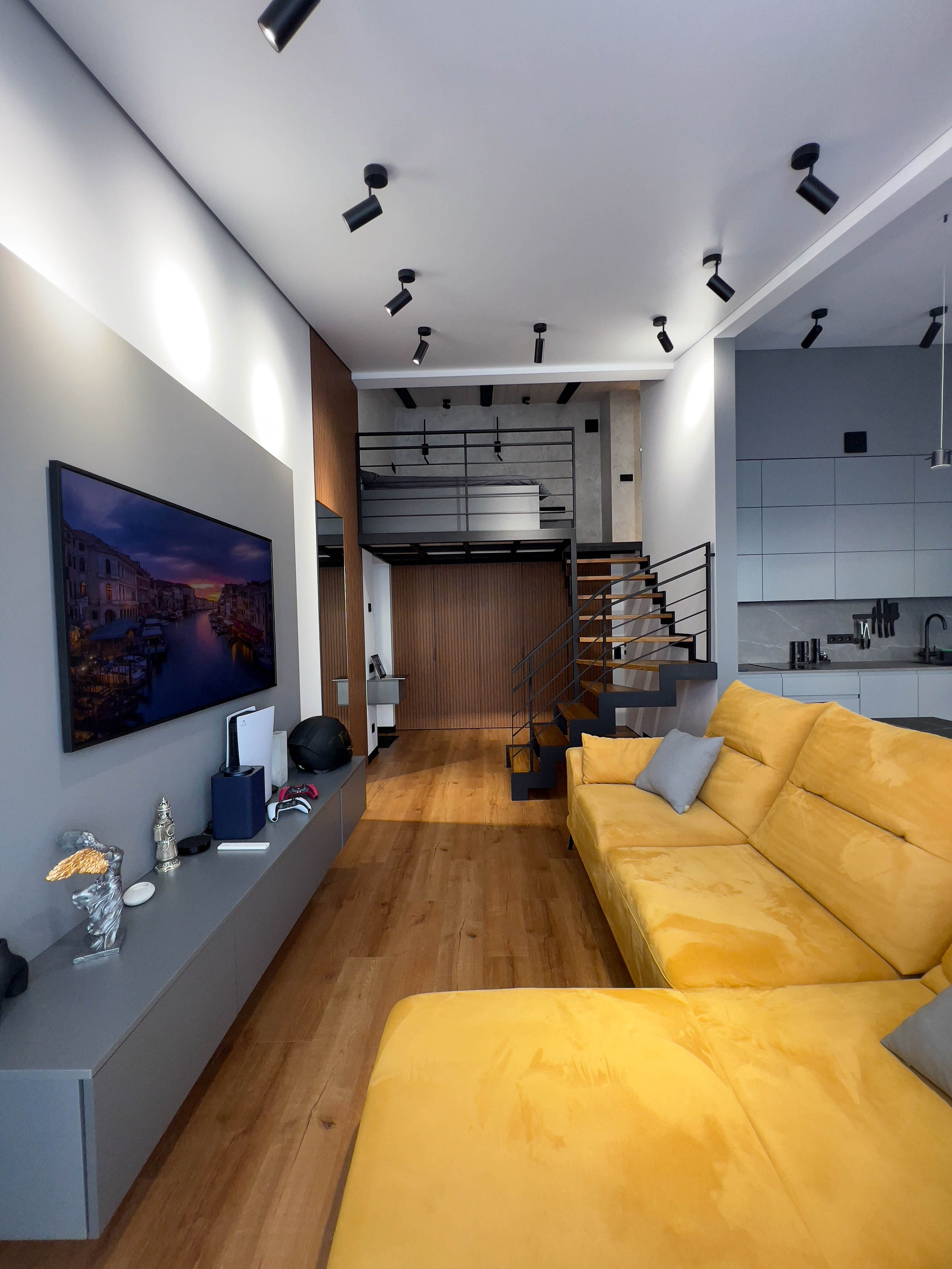 The apartment is on two levels. Fotograf Dmitrii Donets