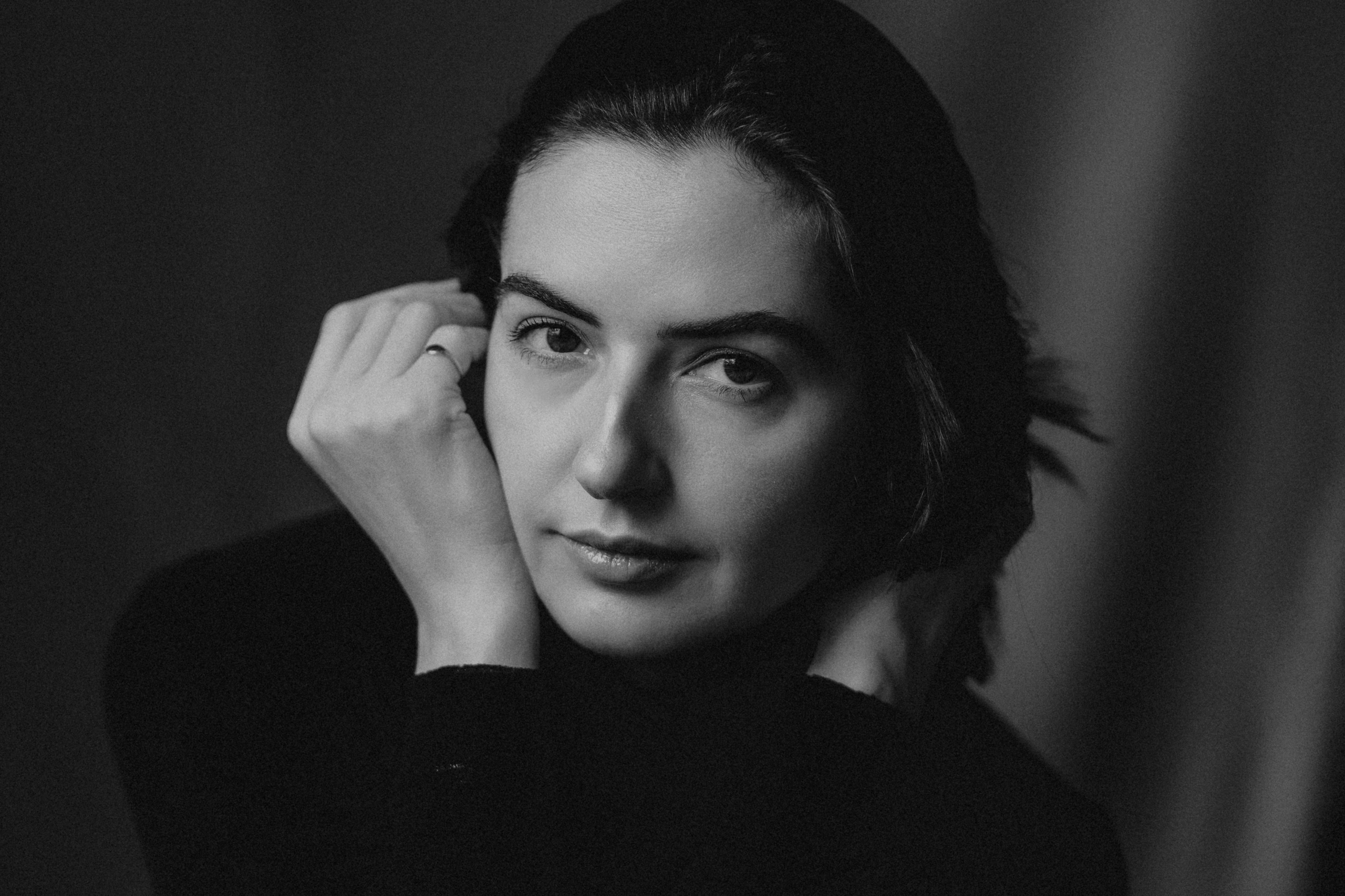 Your minimalistic home portrait may look like. Maternity, newborn photographer in the Bay Area|Iryna Rakivnenko