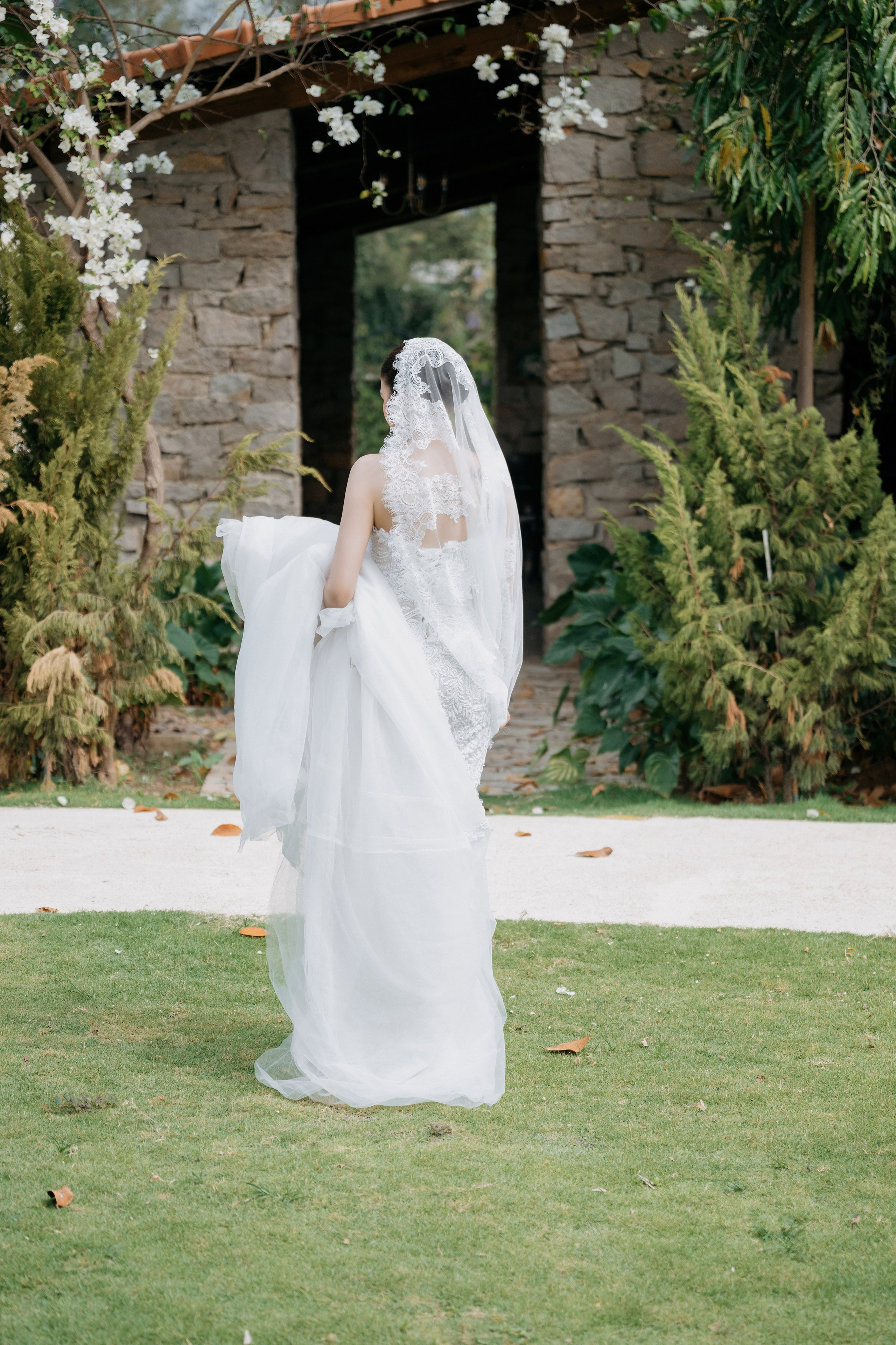 THU & NHU / An garden. Saigon Wedding Present | Art Beyond Moments