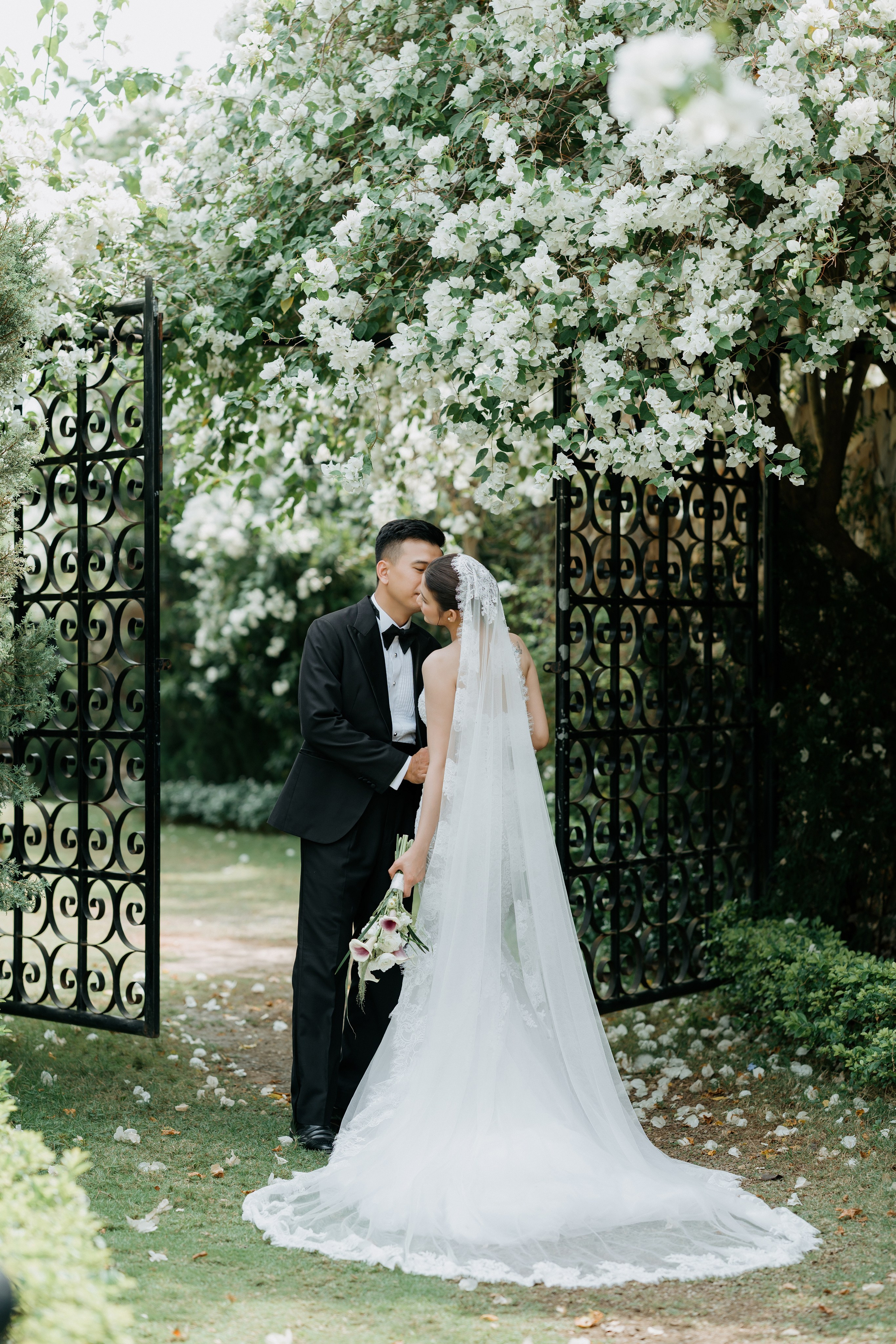 THU & NHU / An garden. Saigon Wedding Present | Art Beyond Moments