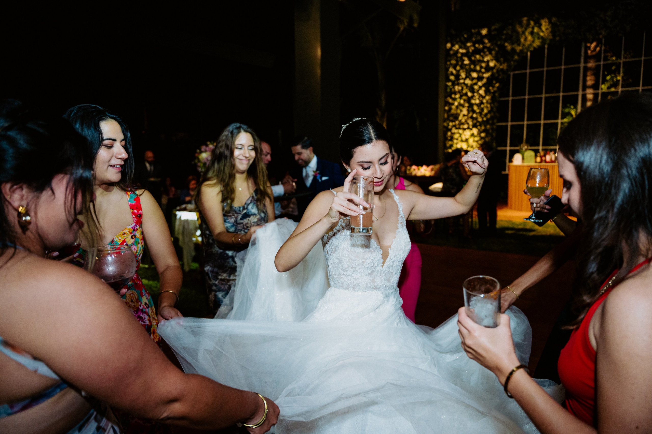Un vistazo a la fiesta. Fotógrafo de Bodas en Lima | Ronhy Altamirano. Fotografía narrativa y cinematográfica para bodas, quinceañeras y eventos exclusivos