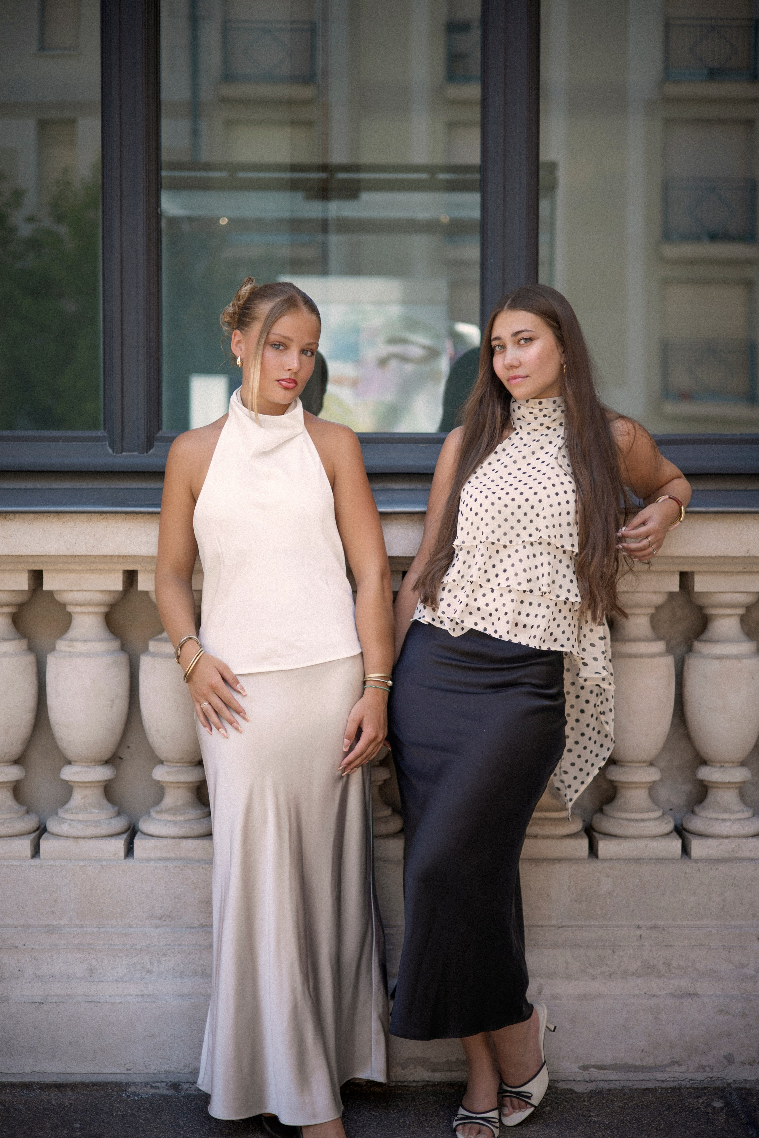 Shooting lifestyle féminin réalisé par Ani Torosyan : deux jeunes femmes élégantes en tenue chic, lumière naturelle, ambiance urbaine moderne et raffinée à Nantes.