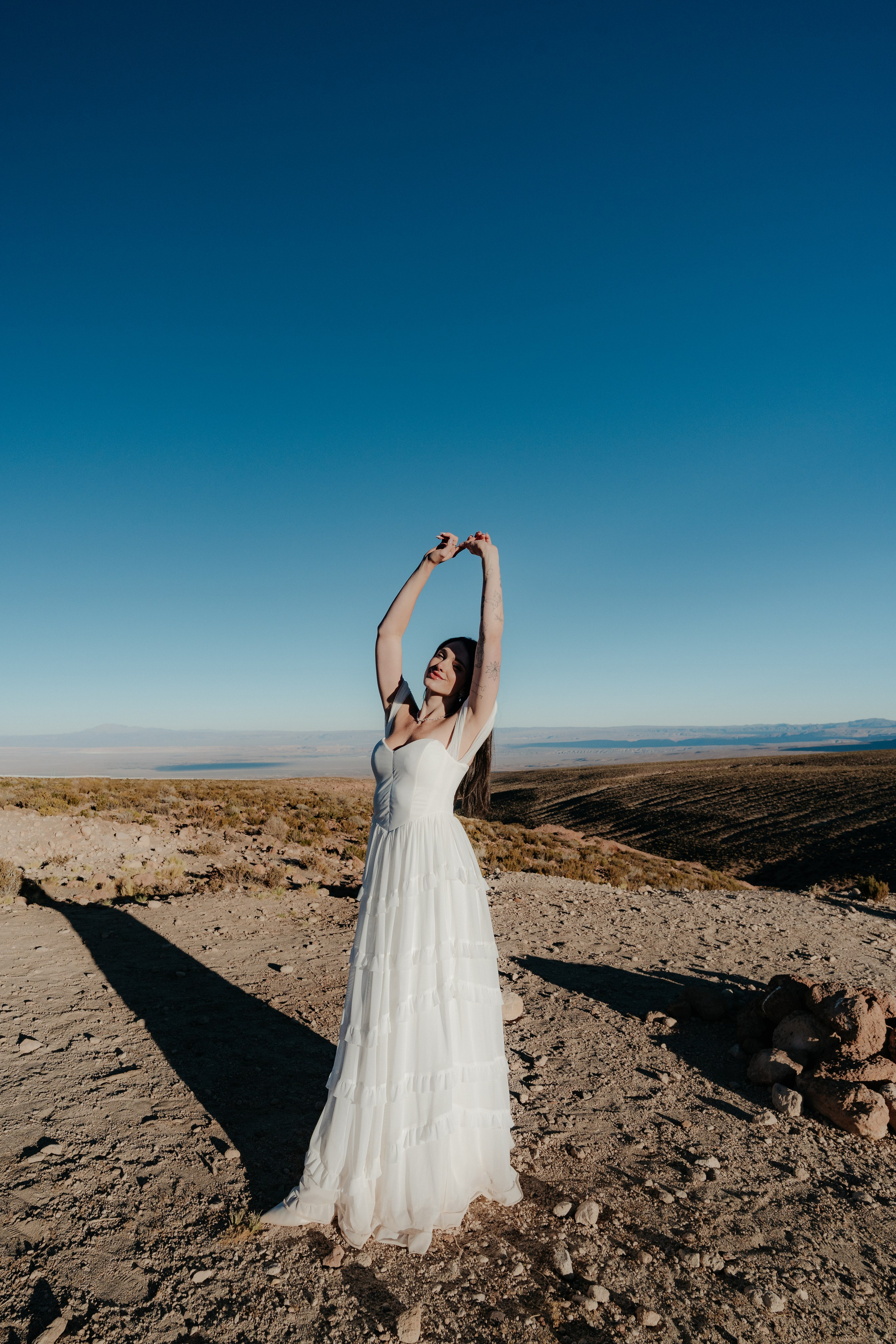 Pre-wedding no mirante do vulcão Licancabur. Photographer in San Pedro de Atacama